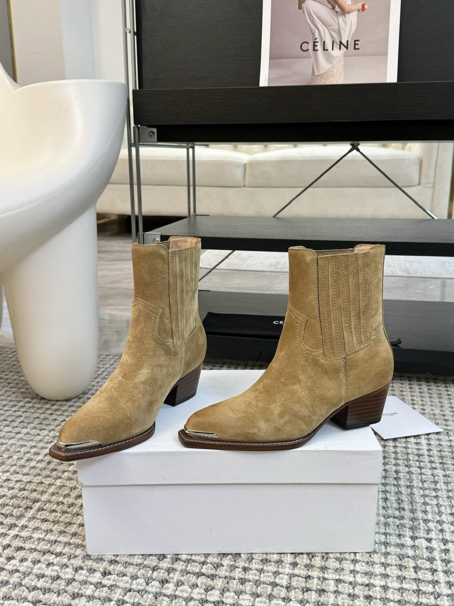CELINE专柜最新时装靴、走秀款时尚博主同款 早秋力推单品！复古欧美风格 炸街必备单品 ✔️凯旋门lo
