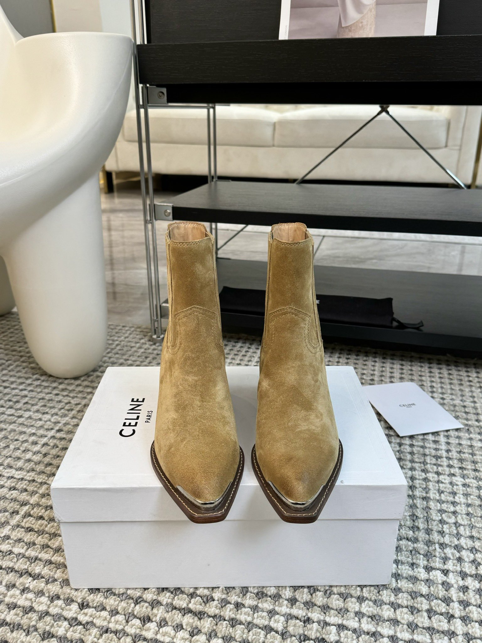 CELINE专柜最新时装靴、走秀款时尚博主同款 早秋力推单品！复古欧美风格 炸街必备单品 ✔️凯旋门lo