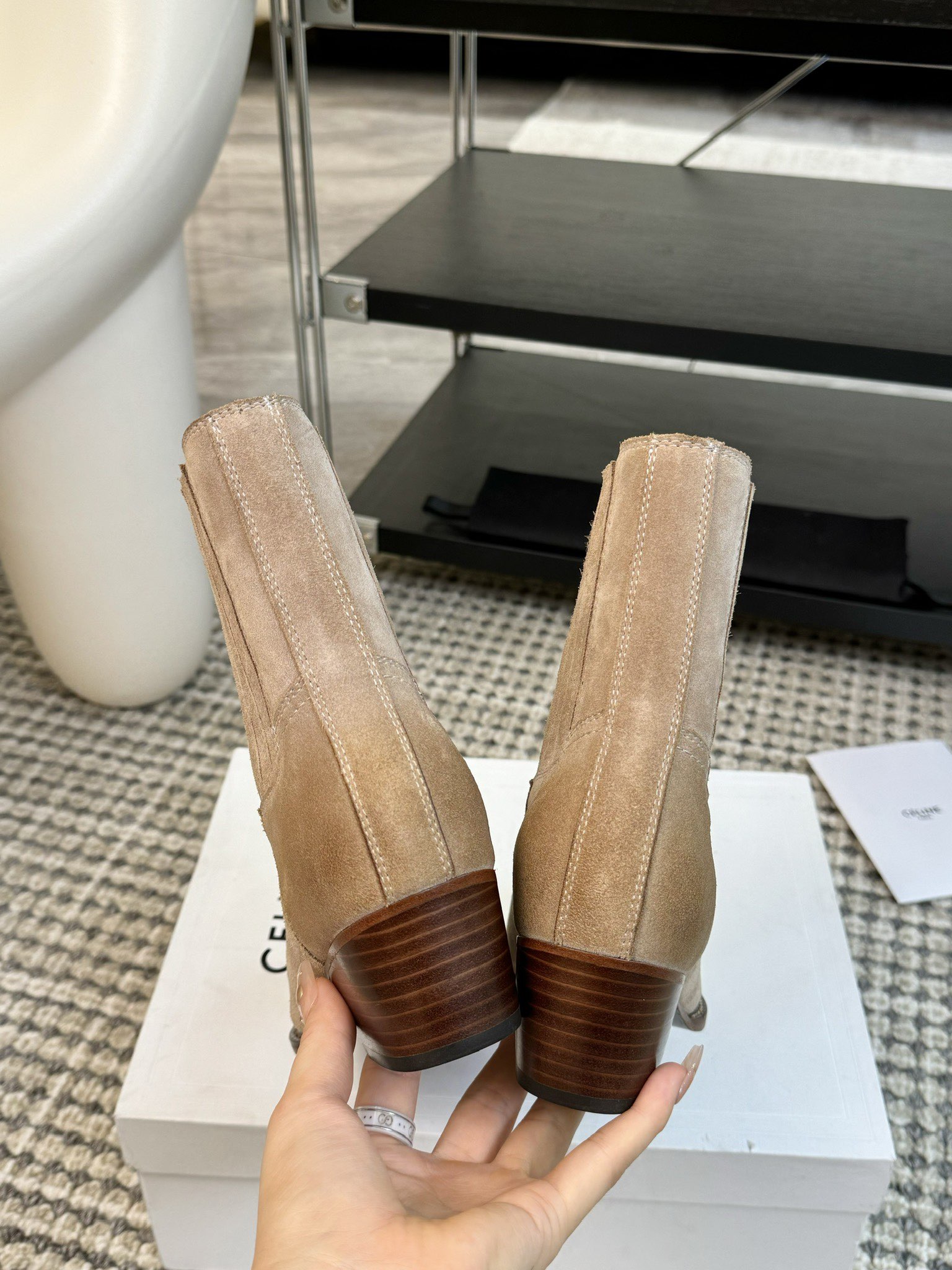 CELINE专柜最新时装靴、走秀款时尚博主同款 早秋力推单品！复古欧美风格 炸街必备单品 ✔️凯旋门lo