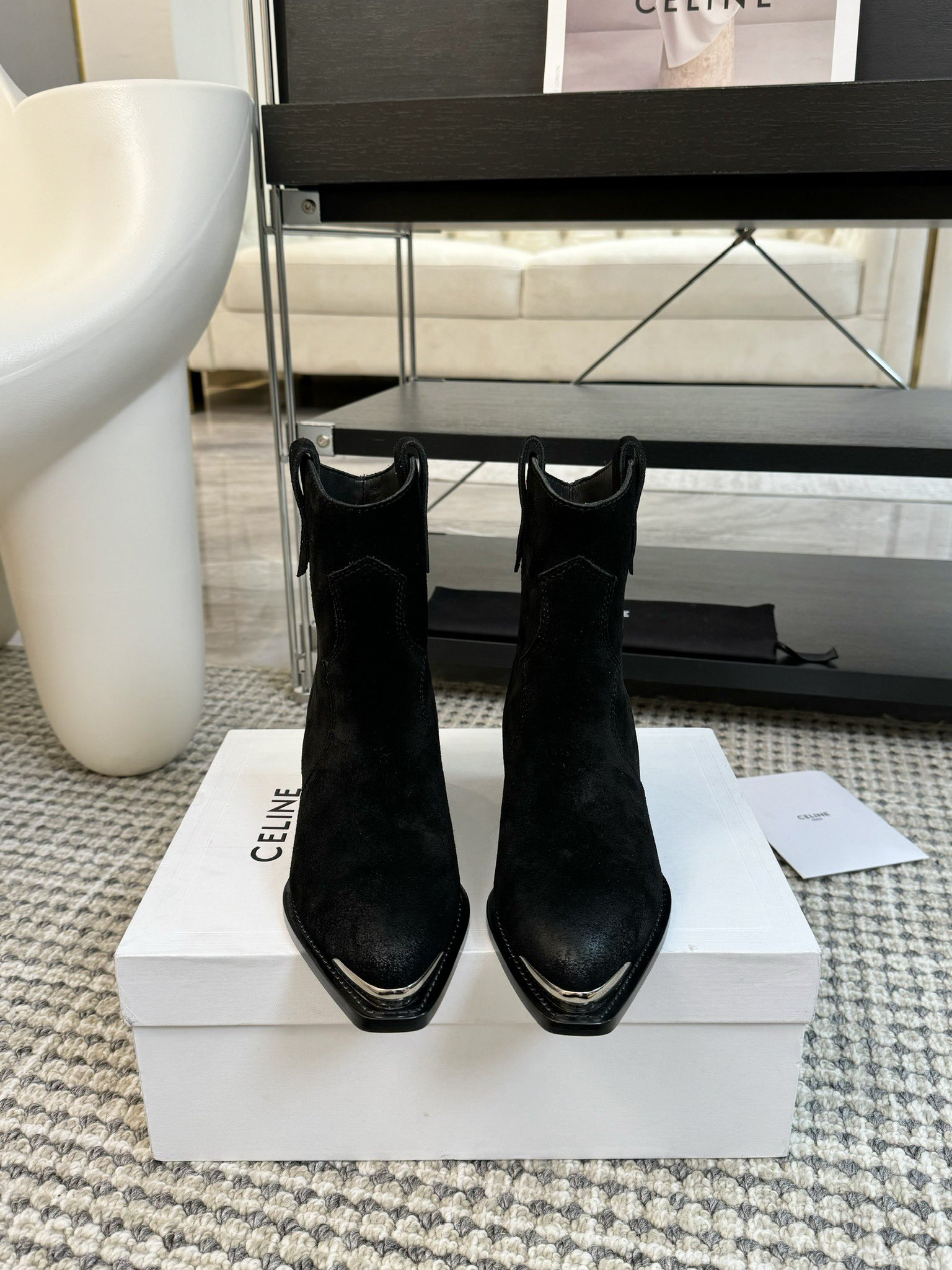CELINE专柜最新时装靴、走秀款时尚博主同款 早秋力推单品！复古欧美风格 炸街必备单品 ✔️凯旋门lo