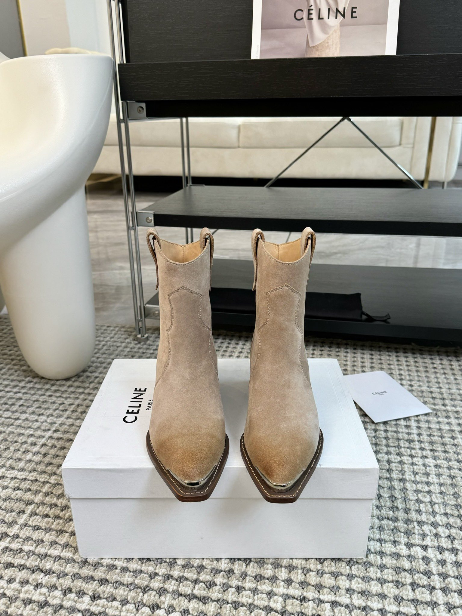 CELINE专柜最新时装靴、走秀款时尚博主同款 早秋力推单品！复古欧美风格 炸街必备单品 ✔️凯旋门lo