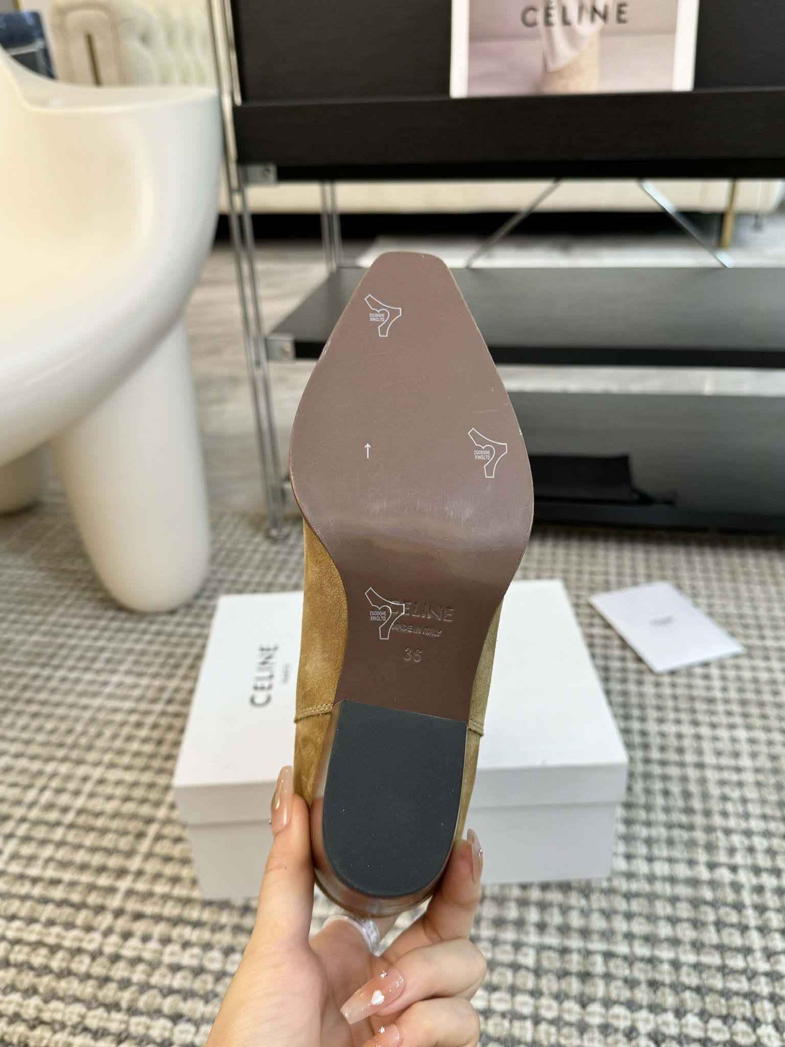 CELINE专柜最新时装靴、走秀款时尚博主同款 早秋力推单品！复古欧美风格 炸街必备单品 ✔️凯旋门lo