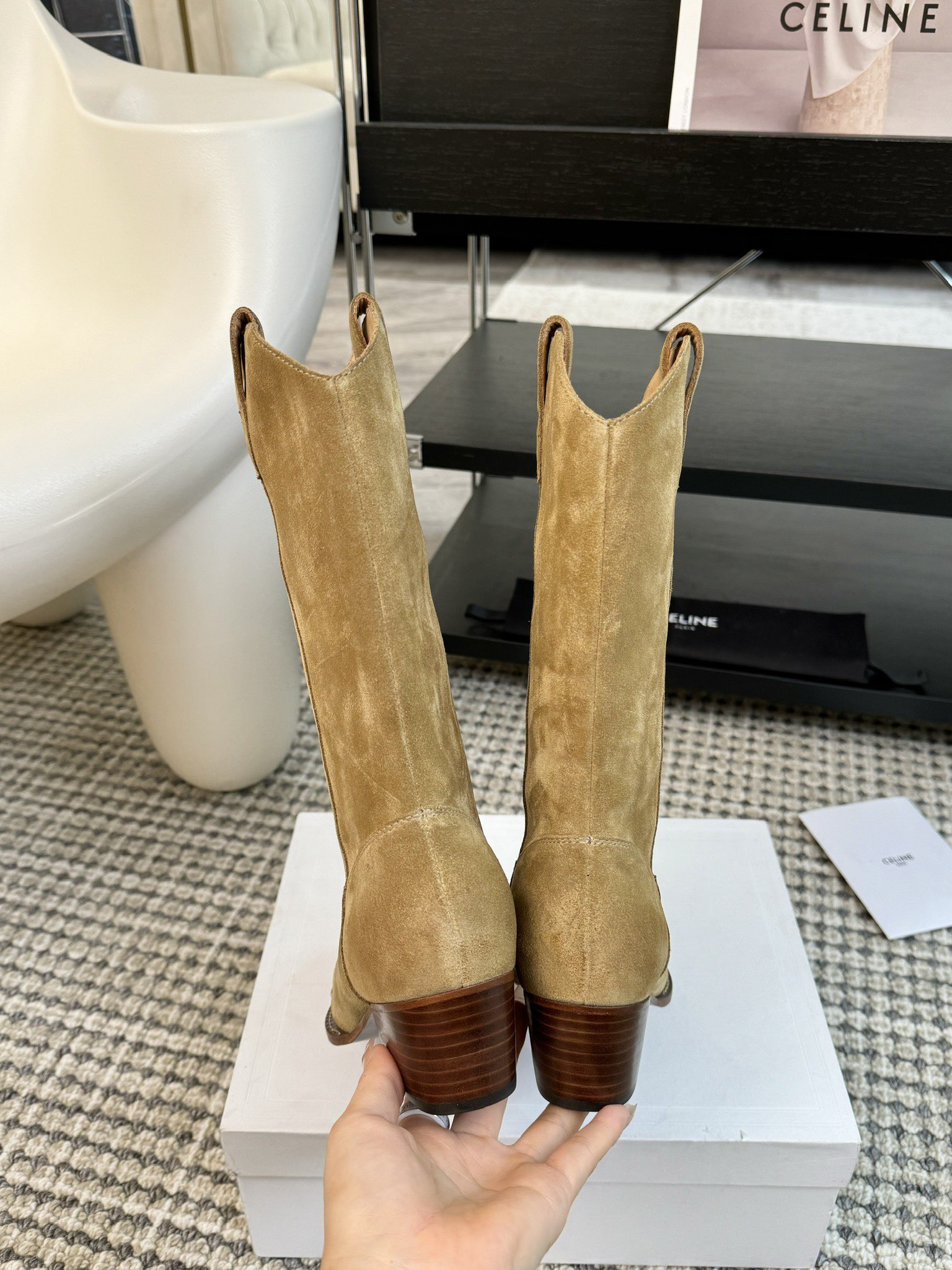 CELINE专柜最新时装靴、走秀款时尚博主同款 早秋力推单品！复古欧美风格 炸街必备单品 ✔️凯旋门lo