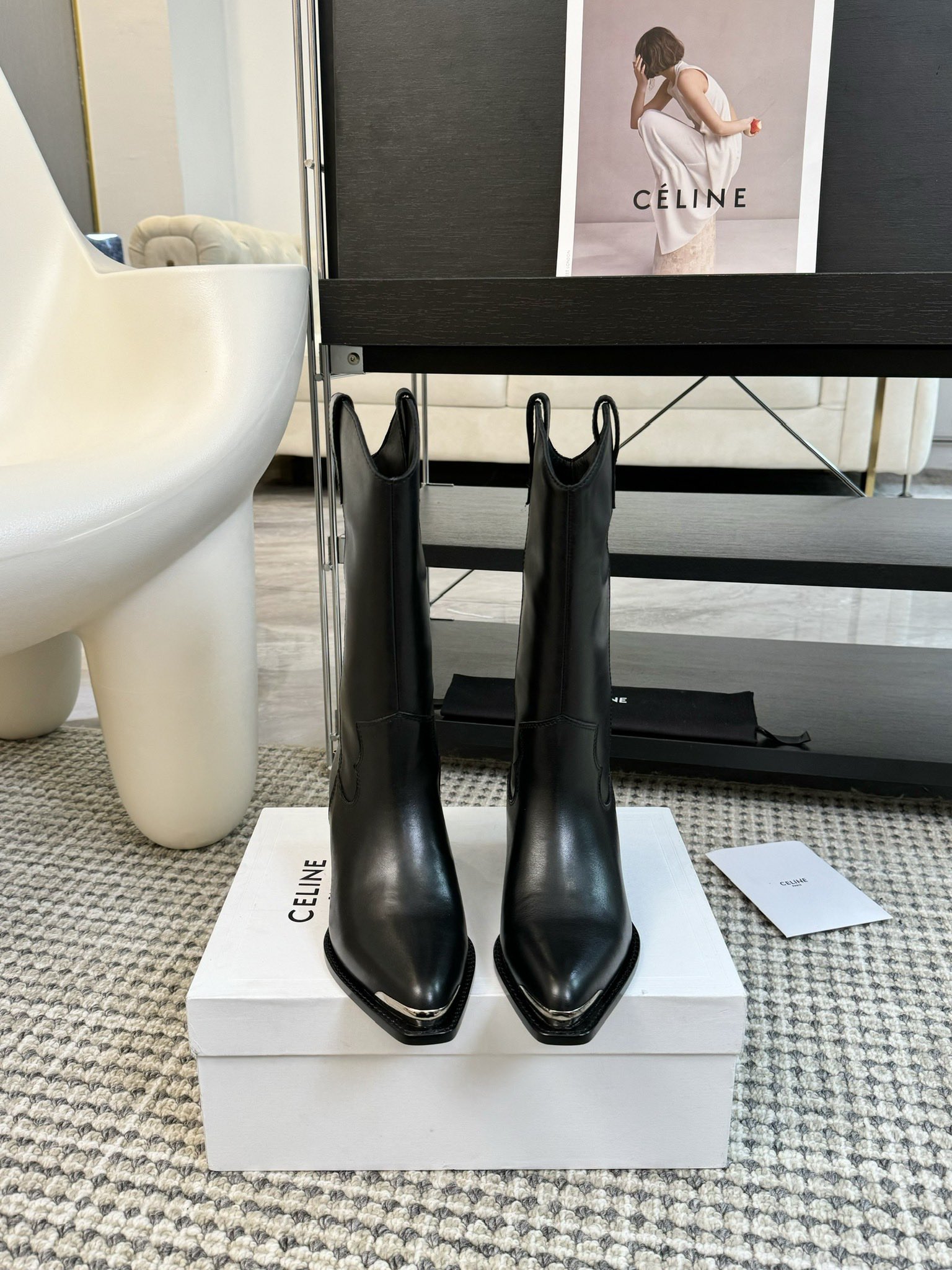CELINE专柜最新时装靴、走秀款时尚博主同款 早秋力推单品！复古欧美风格 炸街必备单品 ✔️凯旋门lo