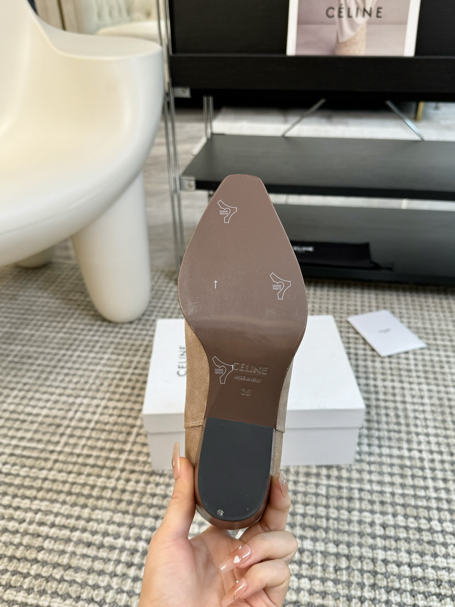 CELINE专柜最新时装靴、走秀款时尚博主同款 早秋力推单品！复古欧美风格 炸街必备单品 ✔️凯旋门lo
