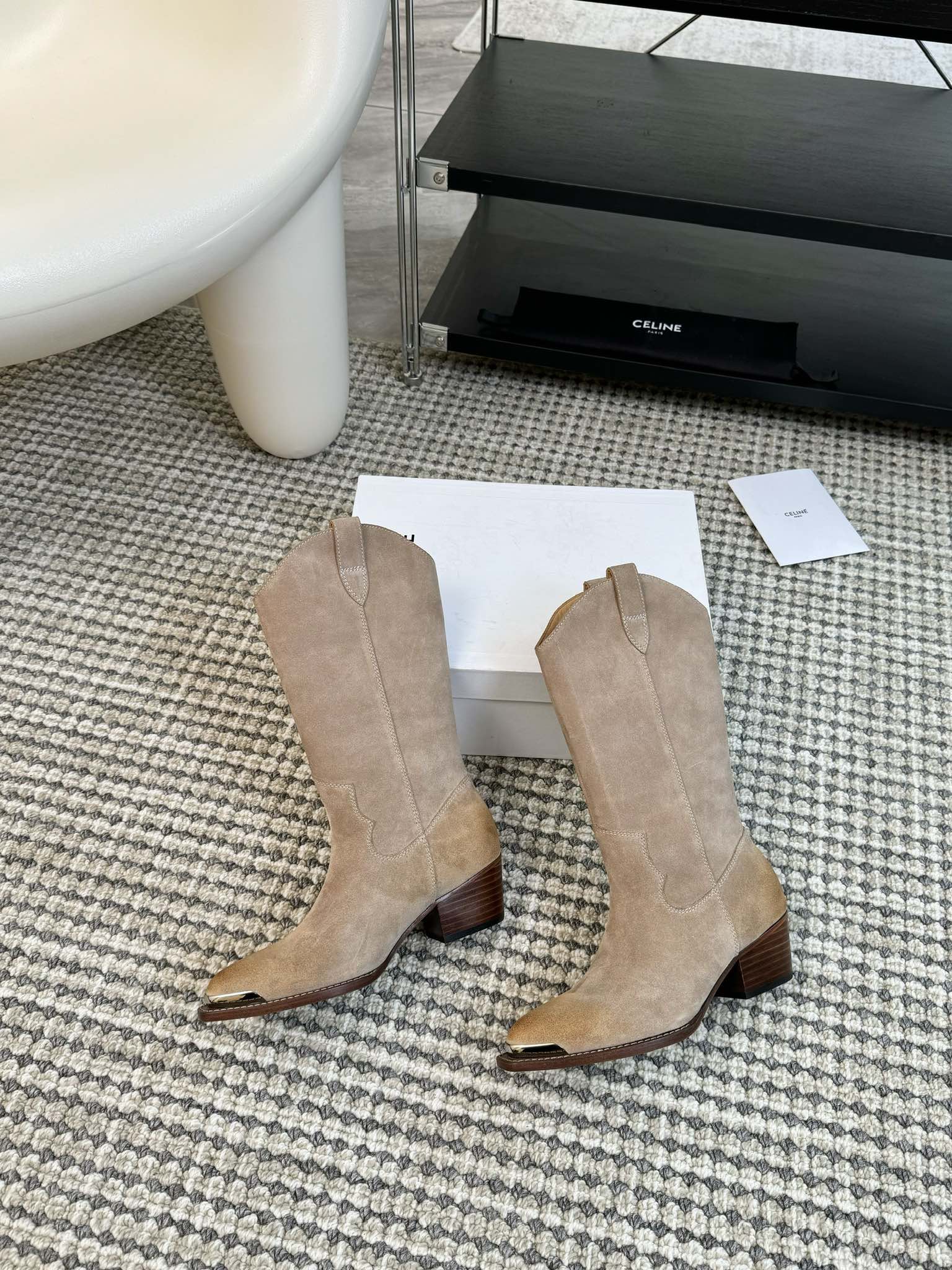CELINE专柜最新时装靴、走秀款时尚博主同款 早秋力推单品！复古欧美风格 炸街必备单品 ✔️凯旋门lo