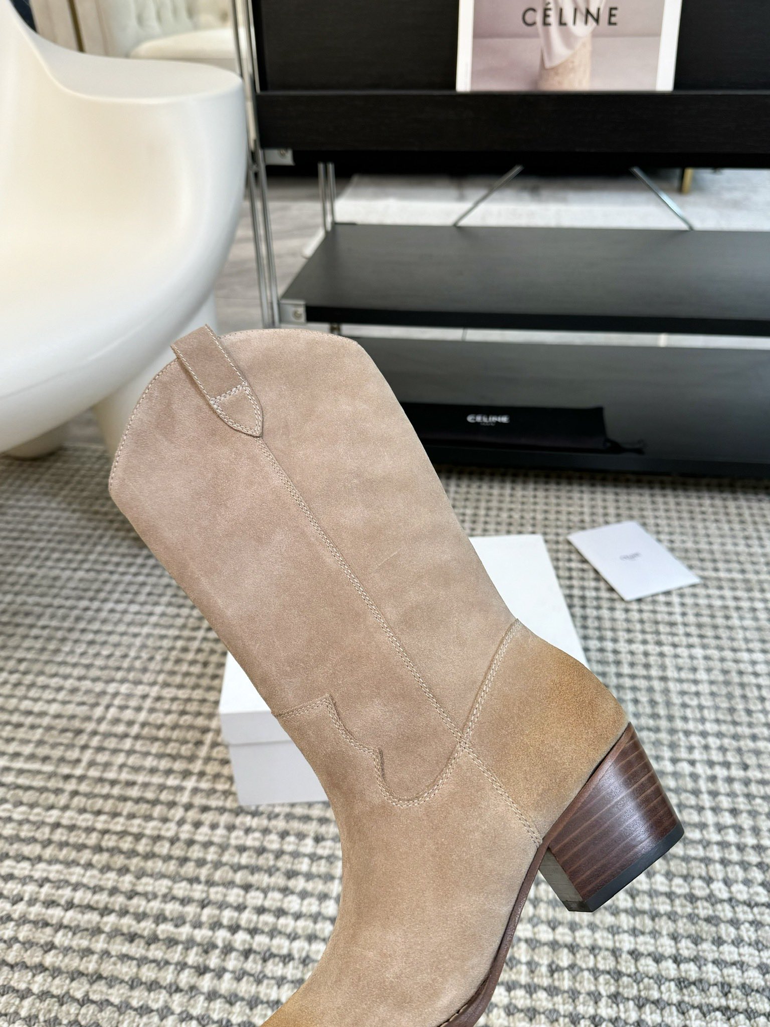CELINE专柜最新时装靴、走秀款时尚博主同款 早秋力推单品！复古欧美风格 炸街必备单品 ✔️凯旋门lo