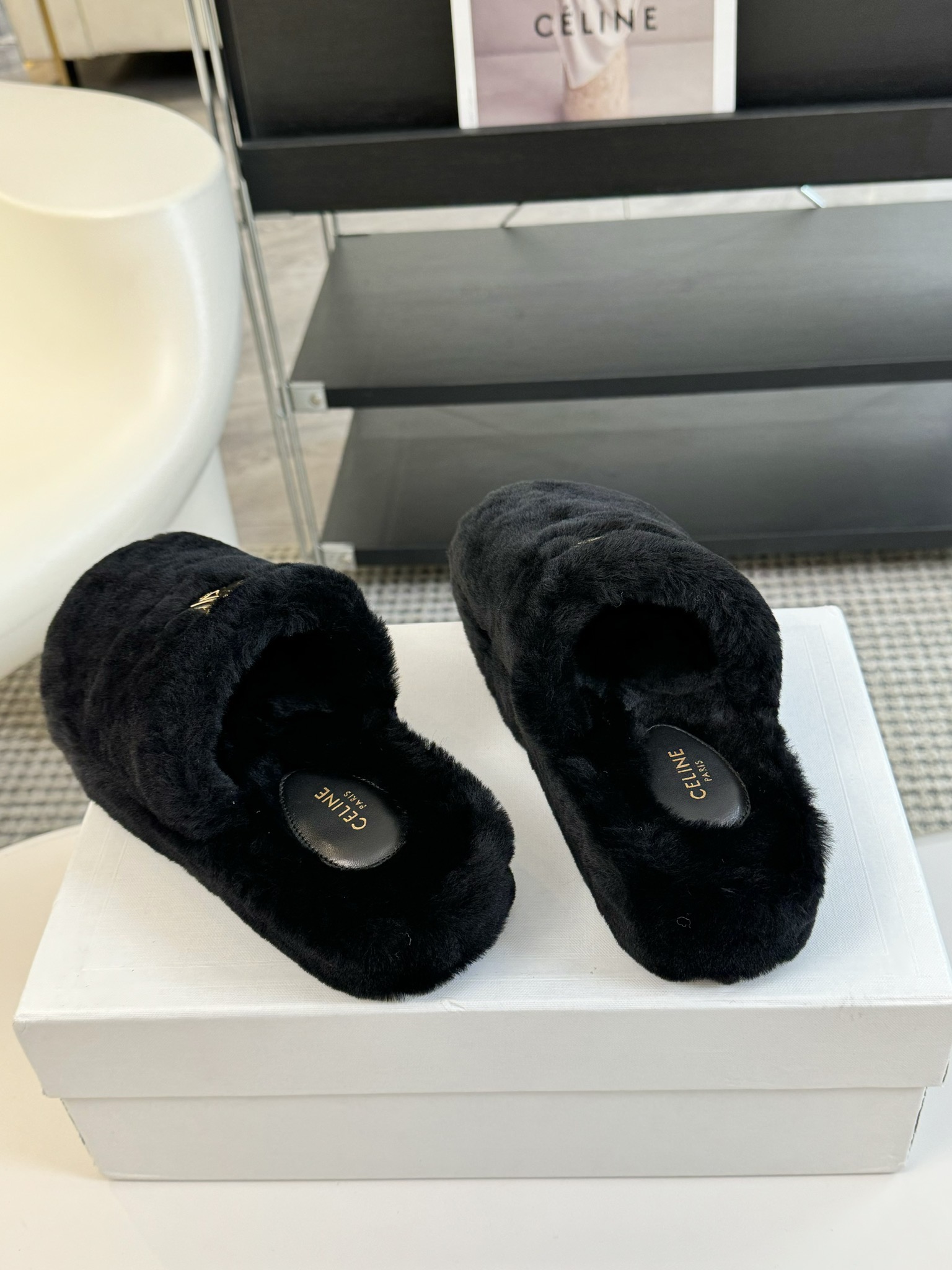 CELINE/塞琳 s𝐧𝐞𝐰秋冬新品夹脚厚底毛毛拖鞋💗这一季的赛琳又让我重新爱了它一次！这季节美鞋太多这
