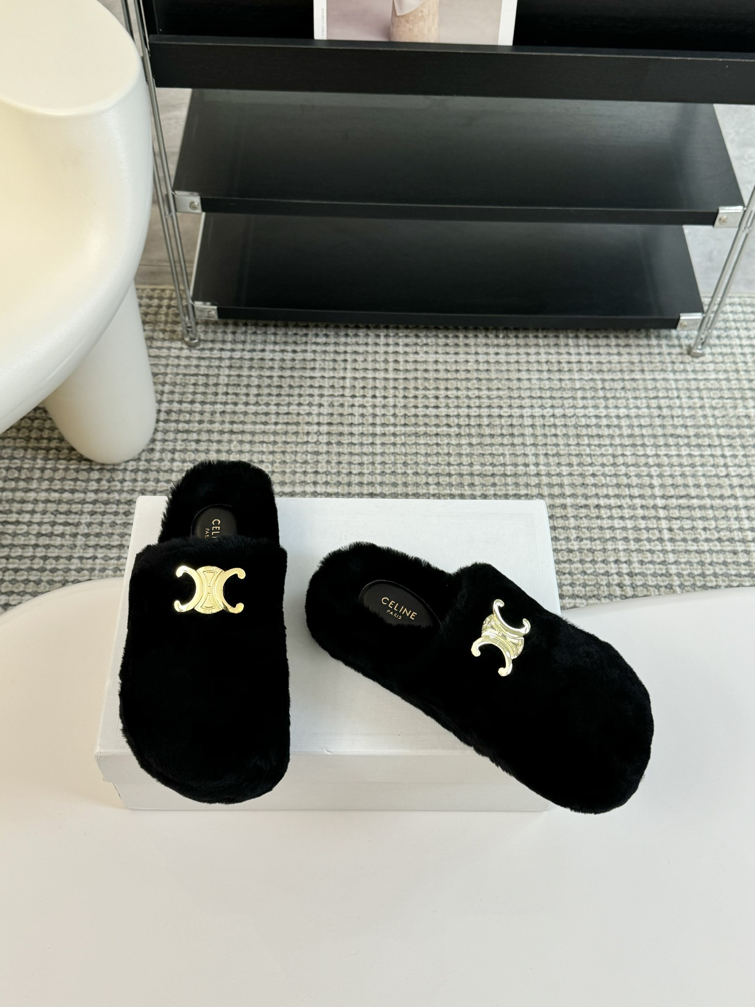 CELINE/塞琳 s𝐧𝐞𝐰秋冬新品夹脚厚底毛毛拖鞋💗这一季的赛琳又让我重新爱了它一次！这季节美鞋太多这