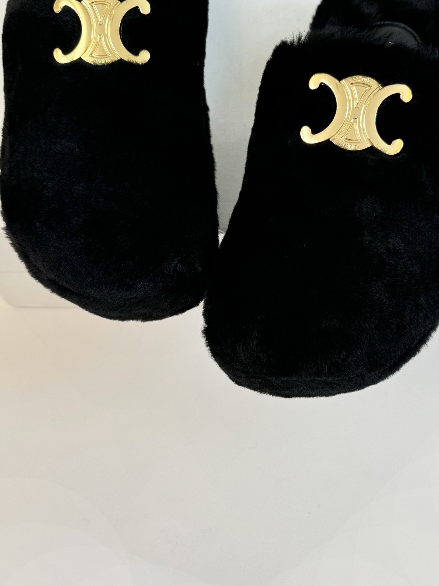 CELINE/塞琳 s𝐧𝐞𝐰秋冬新品夹脚厚底毛毛拖鞋💗这一季的赛琳又让我重新爱了它一次！这季节美鞋太多这