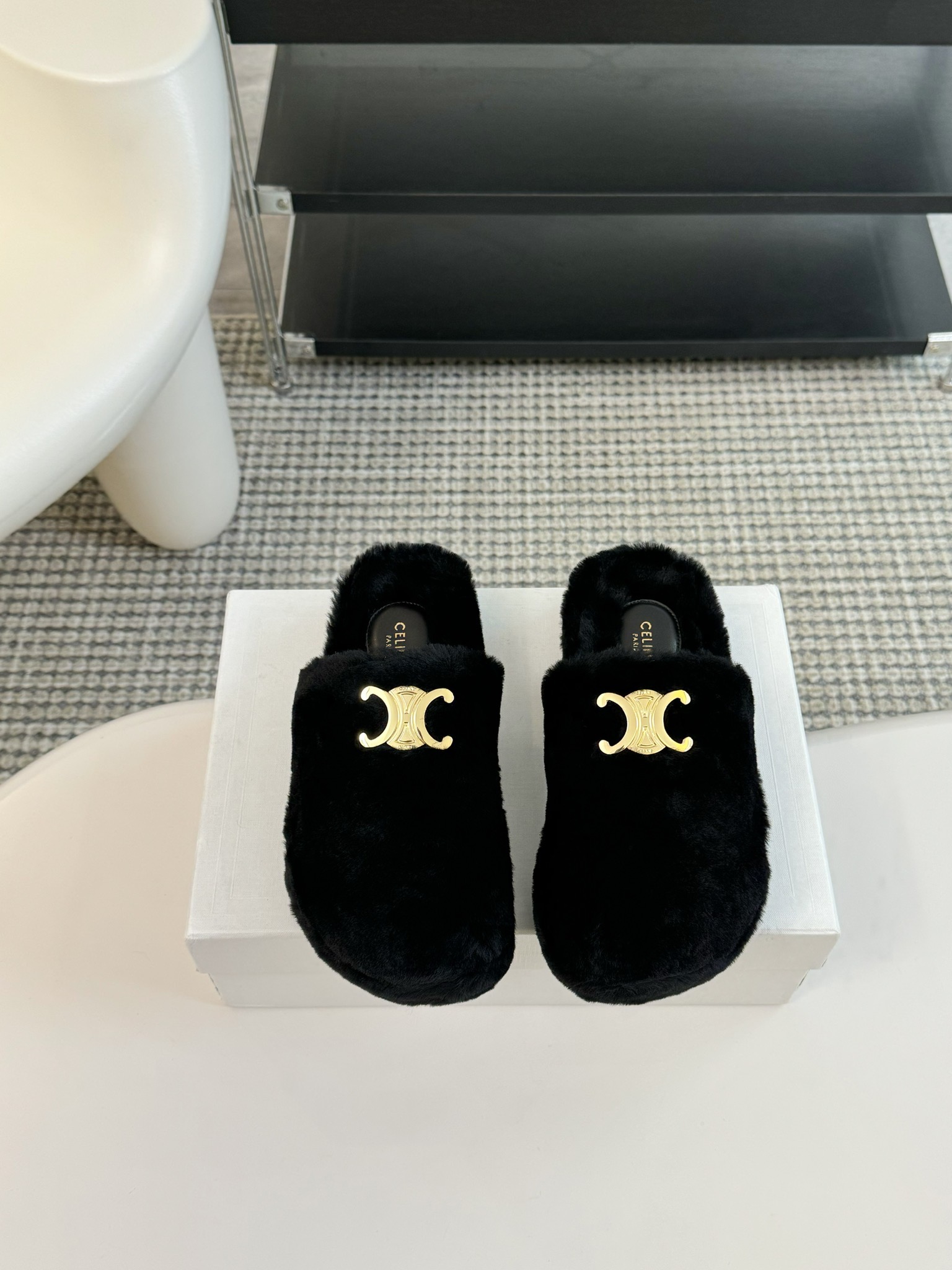 CELINE/塞琳 s𝐧𝐞𝐰秋冬新品夹脚厚底毛毛拖鞋💗这一季的赛琳又让我重新爱了它一次！这季节美鞋太多这