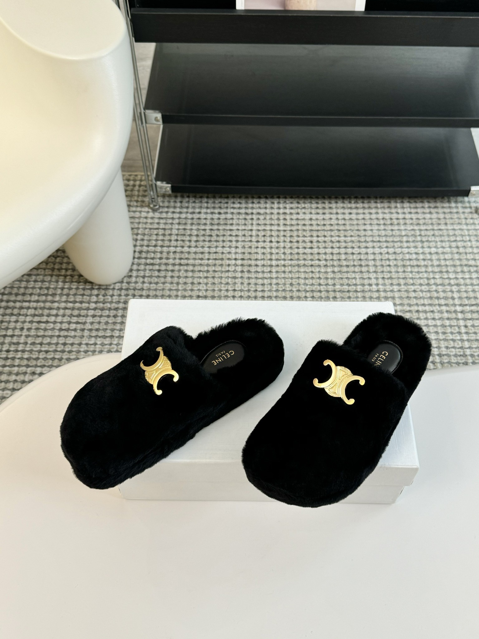 CELINE/塞琳 s𝐧𝐞𝐰秋冬新品夹脚厚底毛毛拖鞋💗这一季的赛琳又让我重新爱了它一次！这季节美鞋太多这