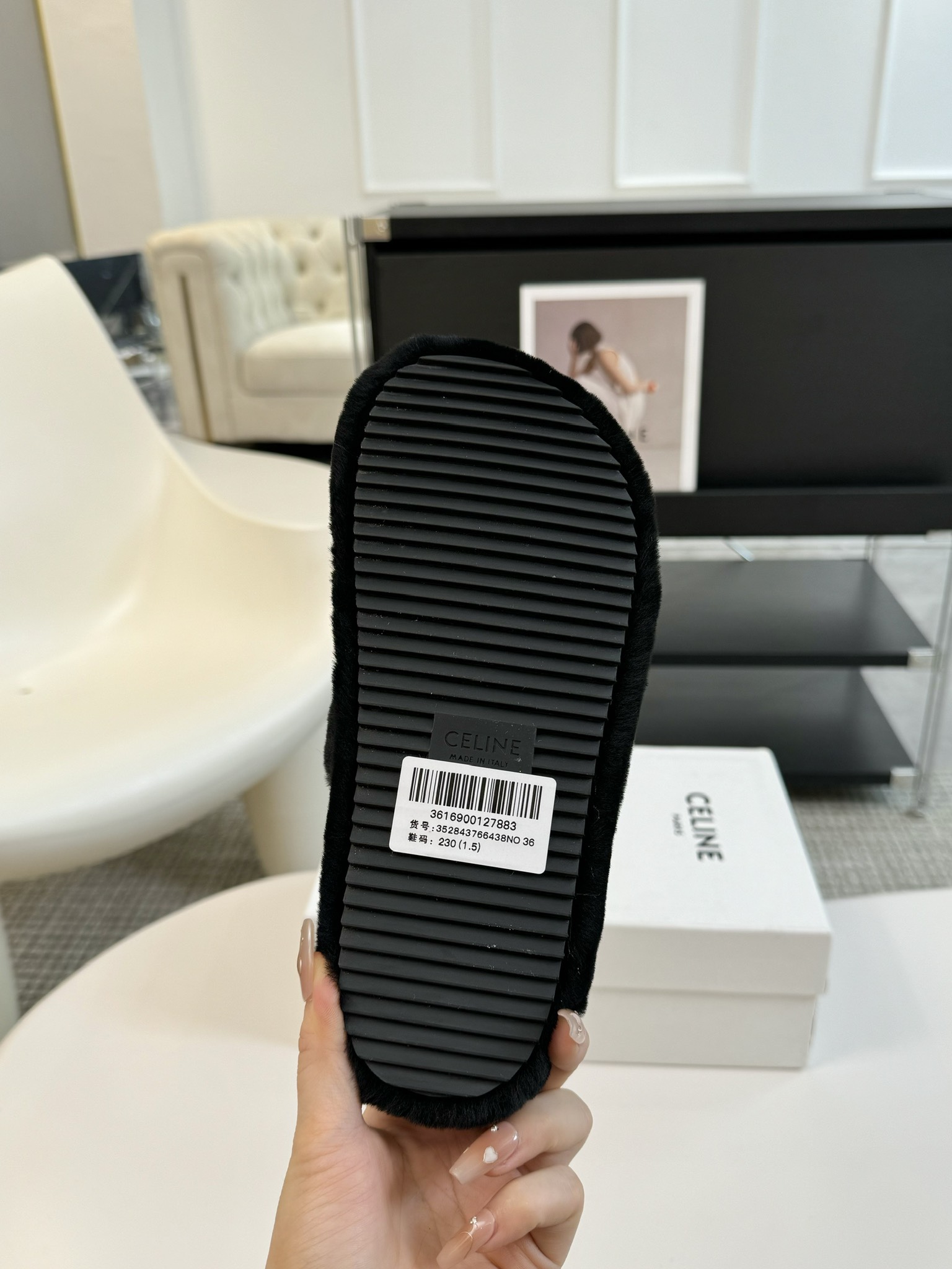 CELINE/塞琳 s𝐧𝐞𝐰秋冬新品夹脚厚底毛毛拖鞋💗这一季的赛琳又让我重新爱了它一次！这季节美鞋太多这