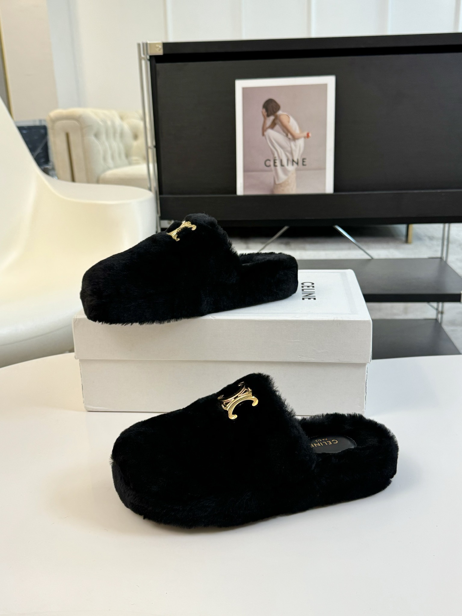 CELINE/塞琳 s𝐧𝐞𝐰秋冬新品夹脚厚底毛毛拖鞋💗这一季的赛琳又让我重新爱了它一次！这季节美鞋太多这