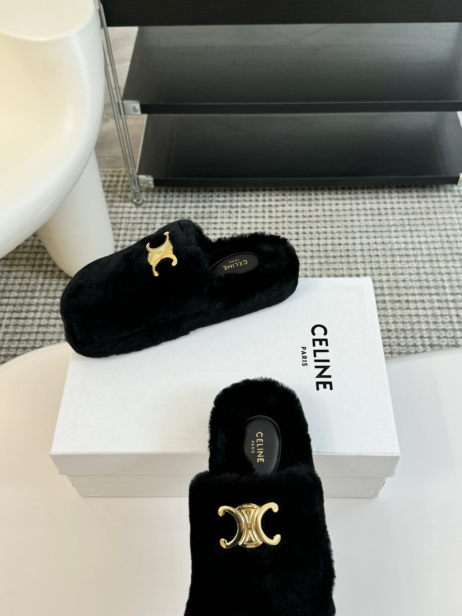 CELINE/塞琳 s𝐧𝐞𝐰秋冬新品夹脚厚底毛毛拖鞋💗这一季的赛琳又让我重新爱了它一次！这季节美鞋太多这