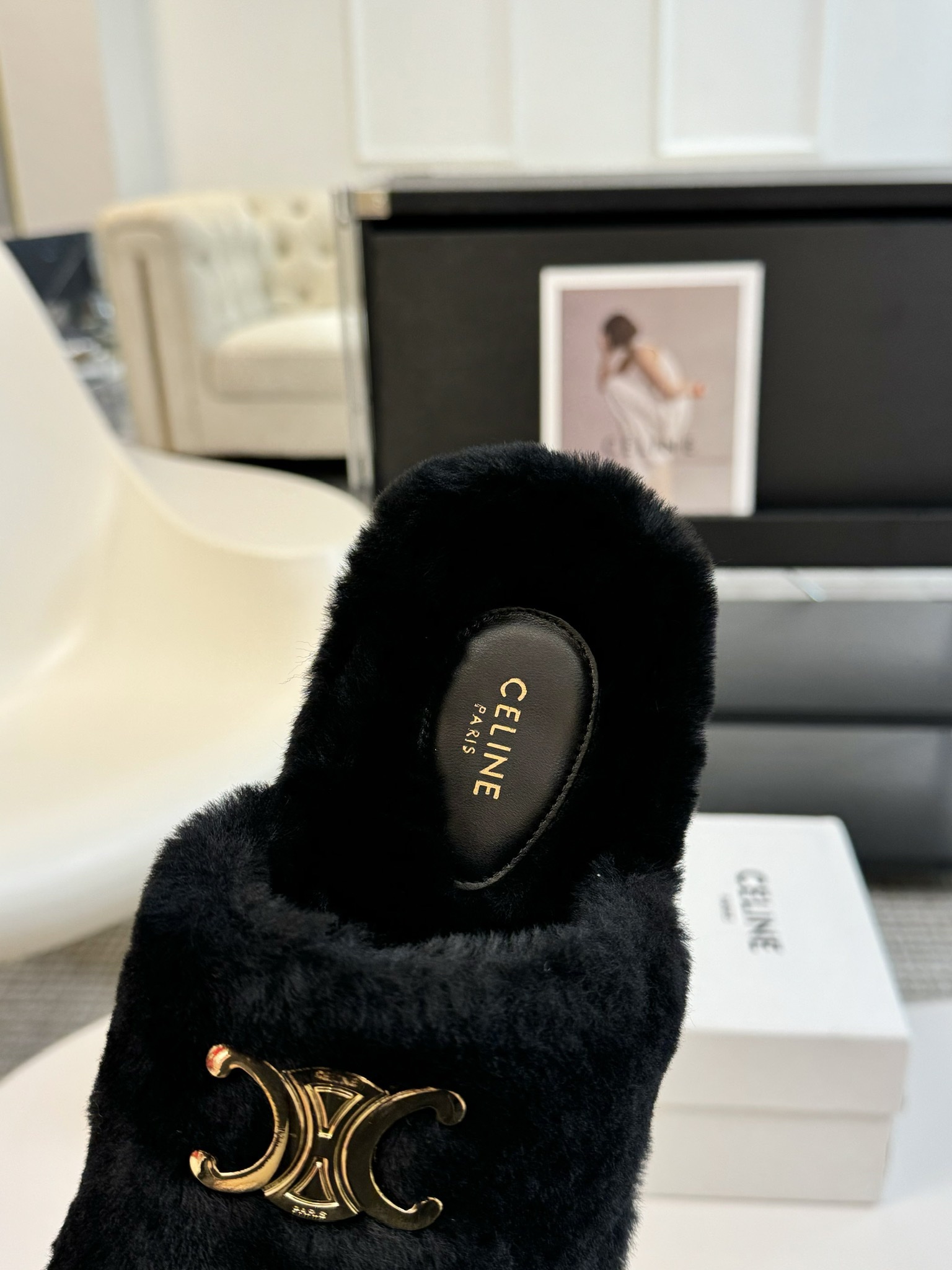 CELINE/塞琳 s𝐧𝐞𝐰秋冬新品夹脚厚底毛毛拖鞋💗这一季的赛琳又让我重新爱了它一次！这季节美鞋太多这