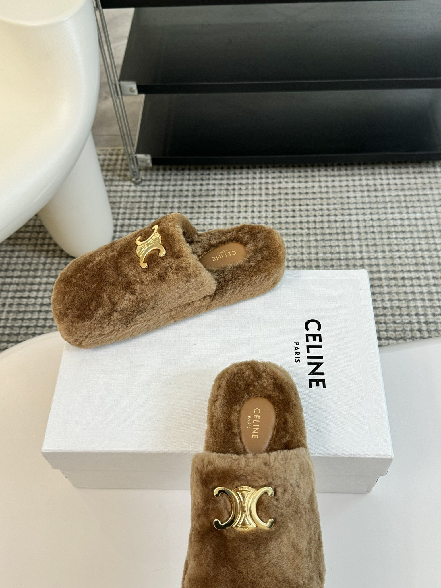 CELINE/塞琳 s𝐧𝐞𝐰秋冬新品夹脚厚底毛毛拖鞋💗这一季的赛琳又让我重新爱了它一次！这季节美鞋太多这