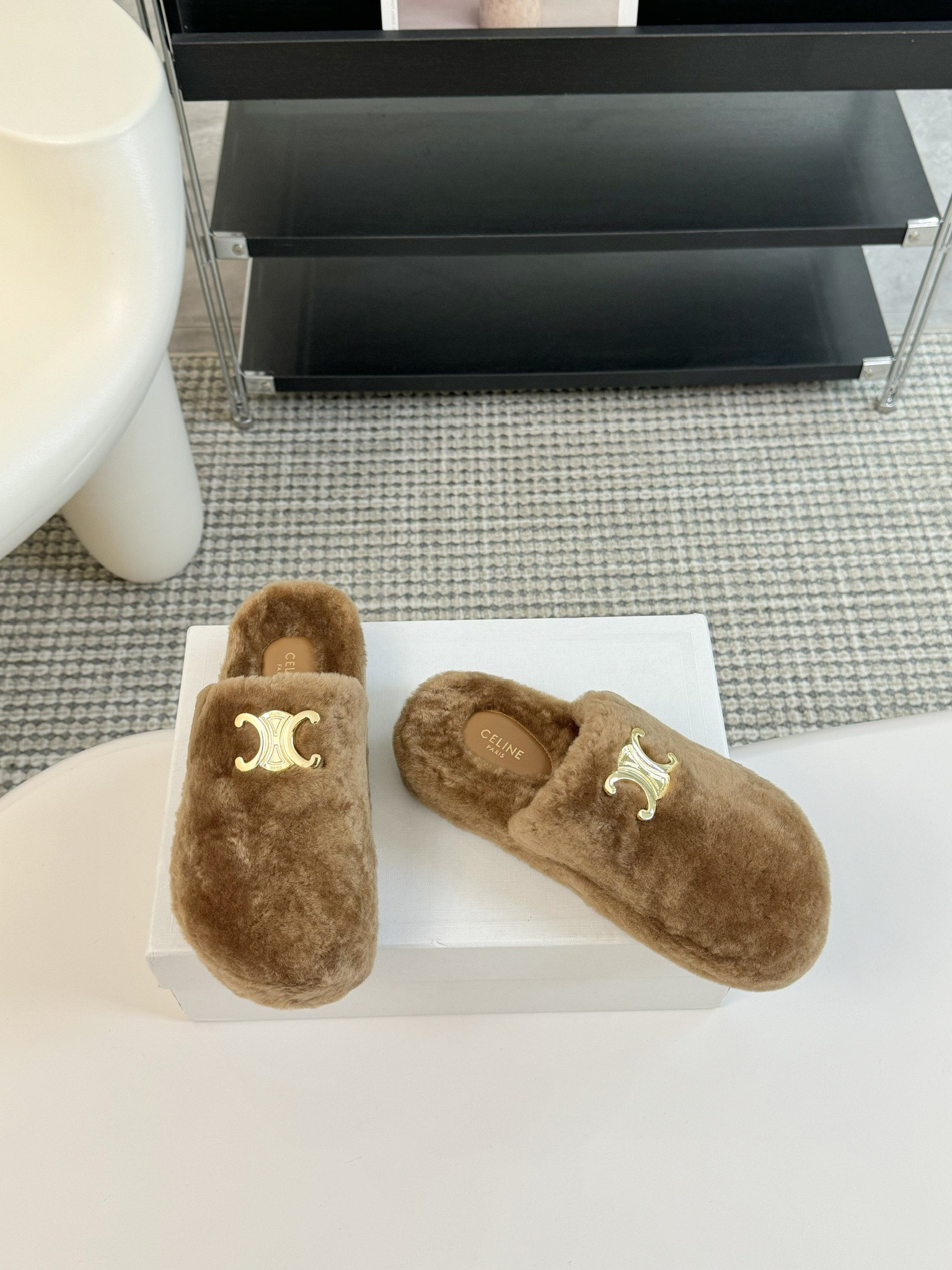 CELINE/塞琳 s𝐧𝐞𝐰秋冬新品夹脚厚底毛毛拖鞋💗这一季的赛琳又让我重新爱了它一次！这季节美鞋太多这
