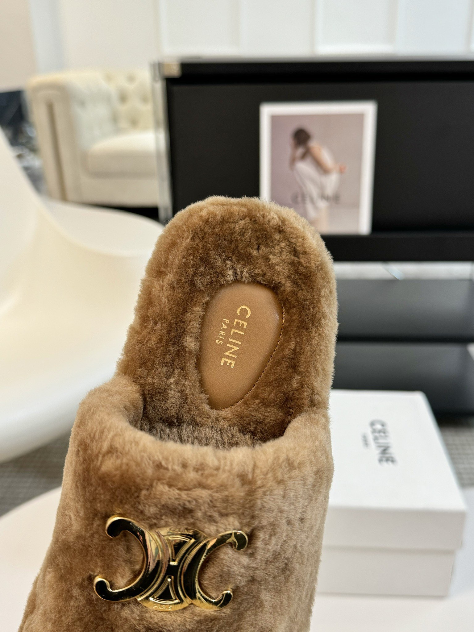 CELINE/塞琳 s𝐧𝐞𝐰秋冬新品夹脚厚底毛毛拖鞋💗这一季的赛琳又让我重新爱了它一次！这季节美鞋太多这