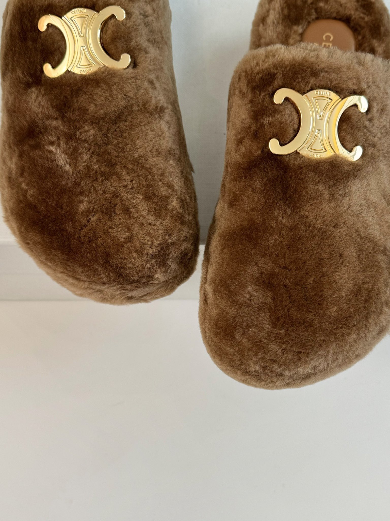 CELINE/塞琳 s𝐧𝐞𝐰秋冬新品夹脚厚底毛毛拖鞋💗这一季的赛琳又让我重新爱了它一次！这季节美鞋太多这