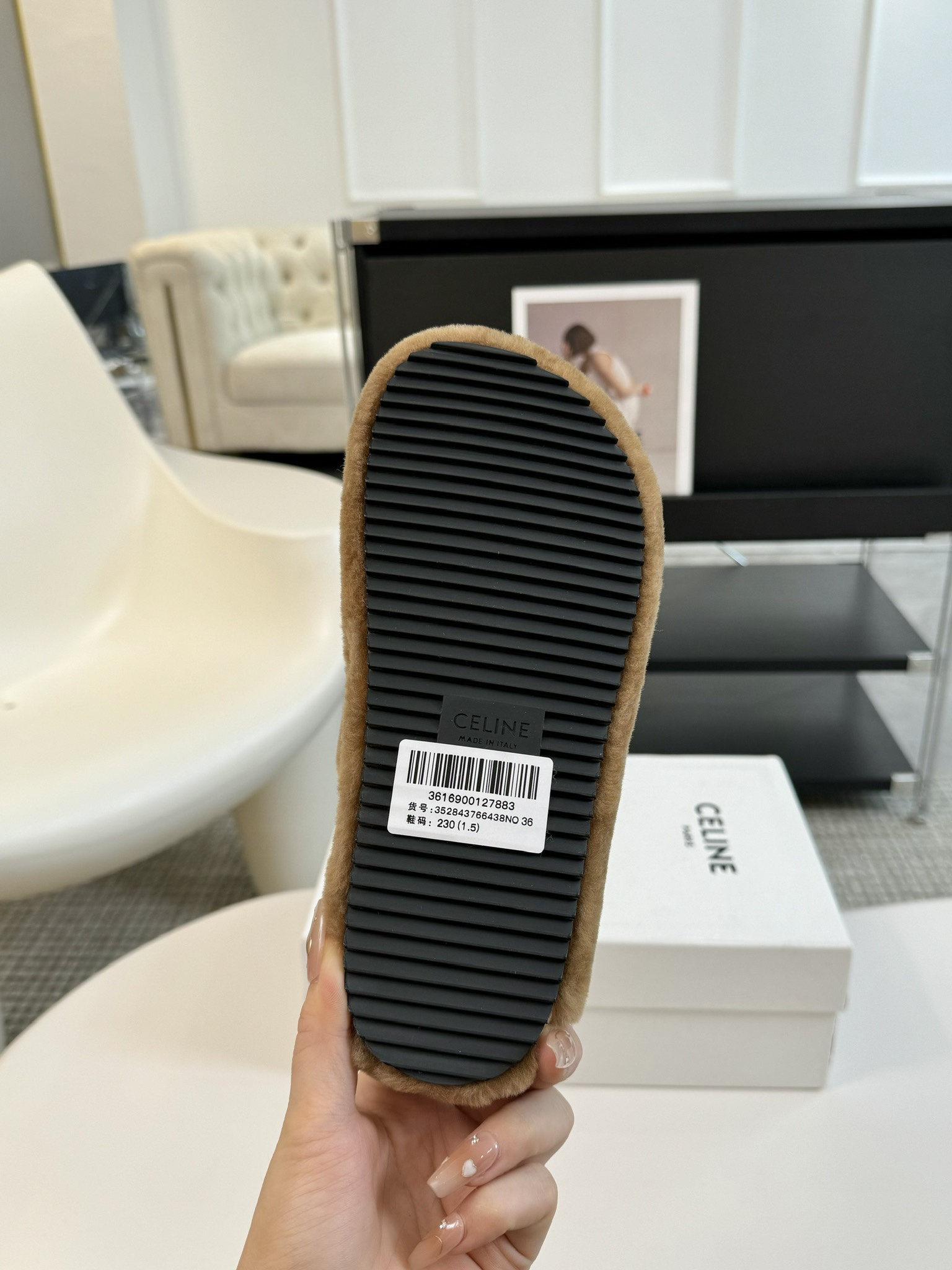 CELINE/塞琳 s𝐧𝐞𝐰秋冬新品夹脚厚底毛毛拖鞋💗这一季的赛琳又让我重新爱了它一次！这季节美鞋太多这
