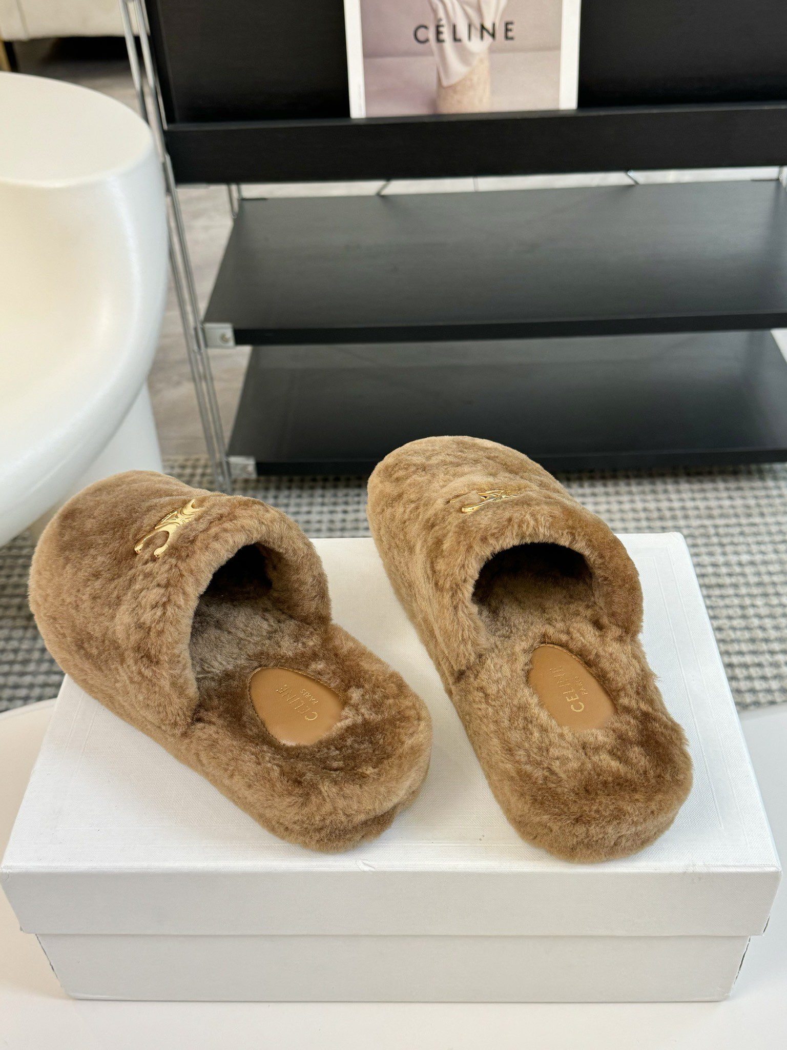 CELINE/塞琳 s𝐧𝐞𝐰秋冬新品夹脚厚底毛毛拖鞋💗这一季的赛琳又让我重新爱了它一次！这季节美鞋太多这