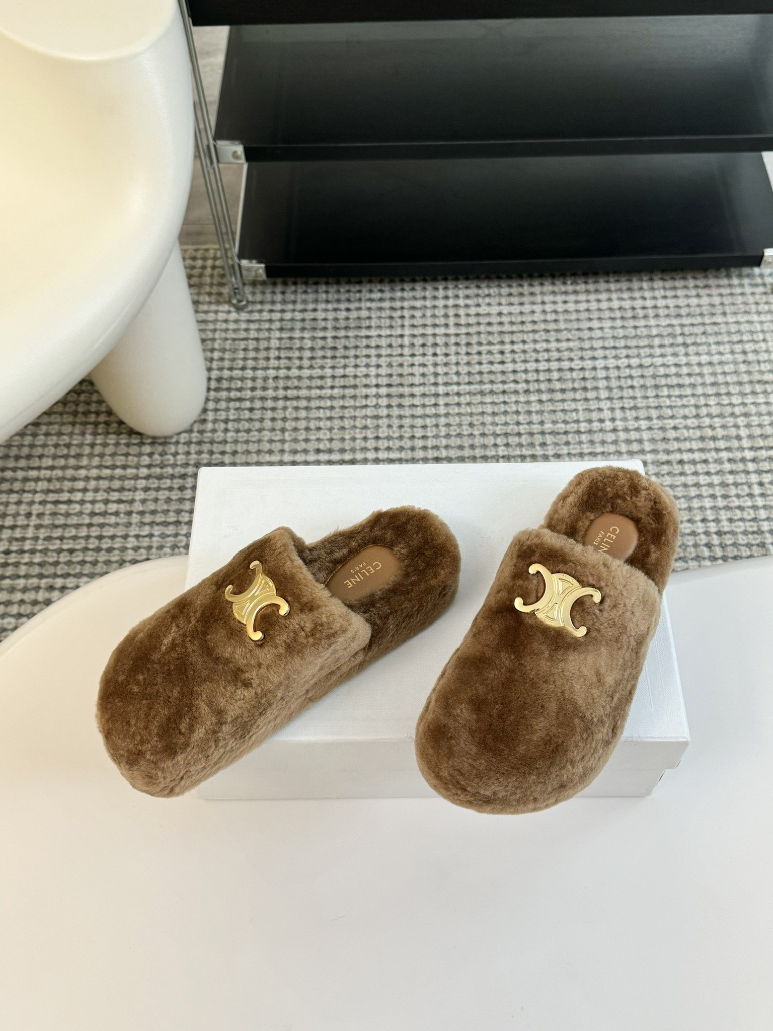 CELINE/塞琳 s𝐧𝐞𝐰秋冬新品夹脚厚底毛毛拖鞋💗这一季的赛琳又让我重新爱了它一次！这季节美鞋太多这