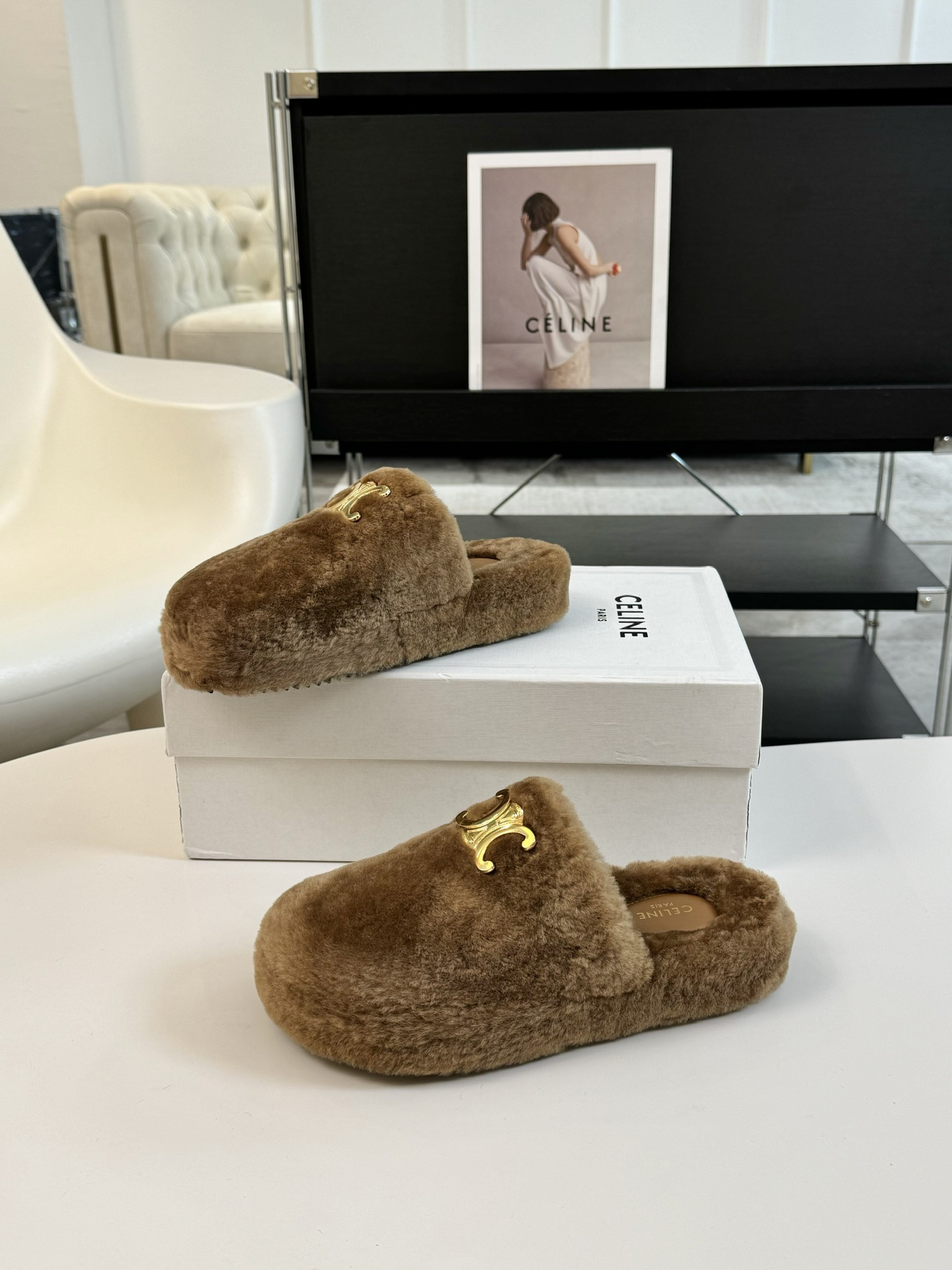 CELINE/塞琳 s𝐧𝐞𝐰秋冬新品夹脚厚底毛毛拖鞋💗这一季的赛琳又让我重新爱了它一次！这季节美鞋太多这