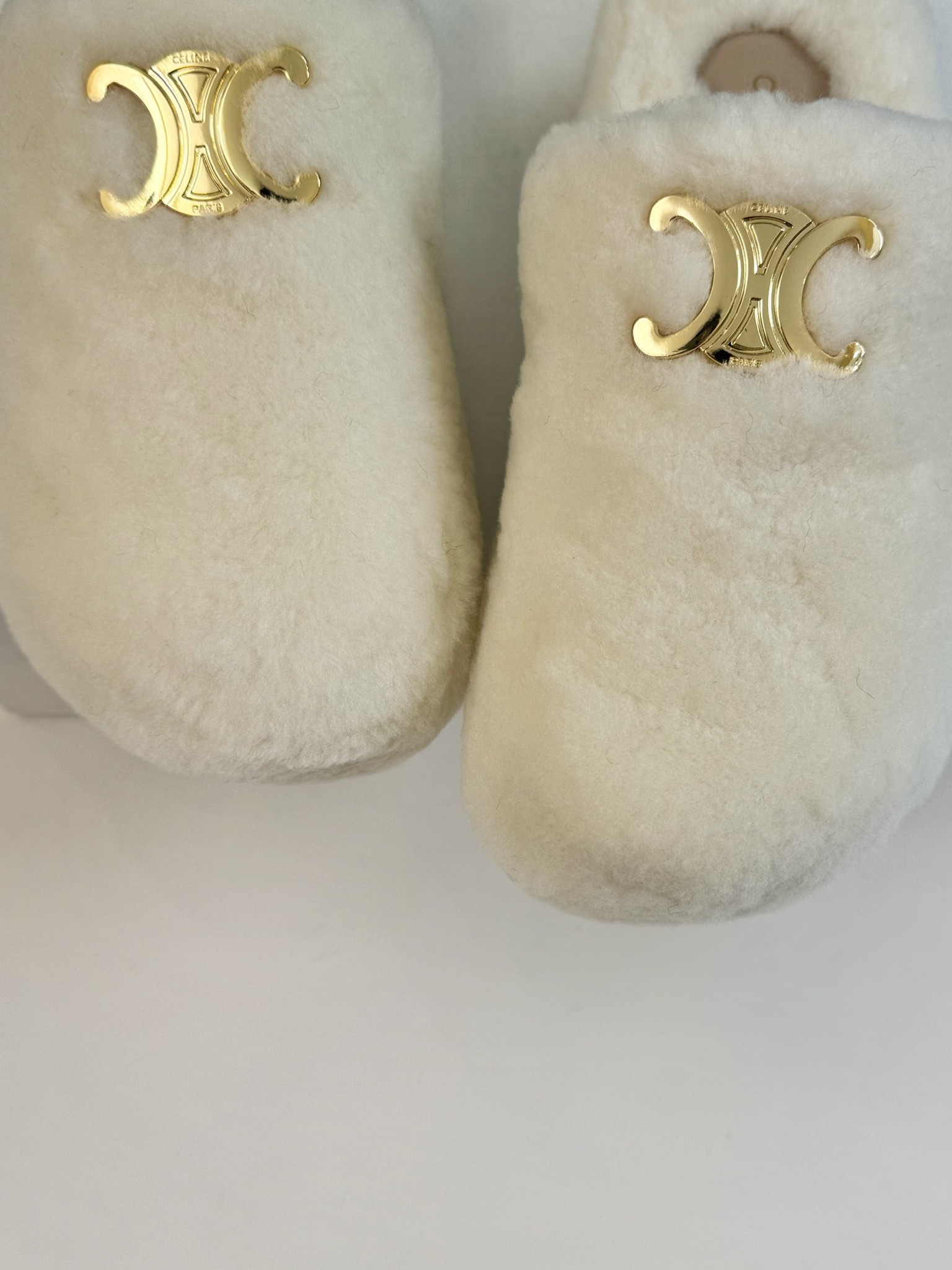 CELINE/塞琳 s𝐧𝐞𝐰秋冬新品夹脚厚底毛毛拖鞋💗这一季的赛琳又让我重新爱了它一次！这季节美鞋太多这