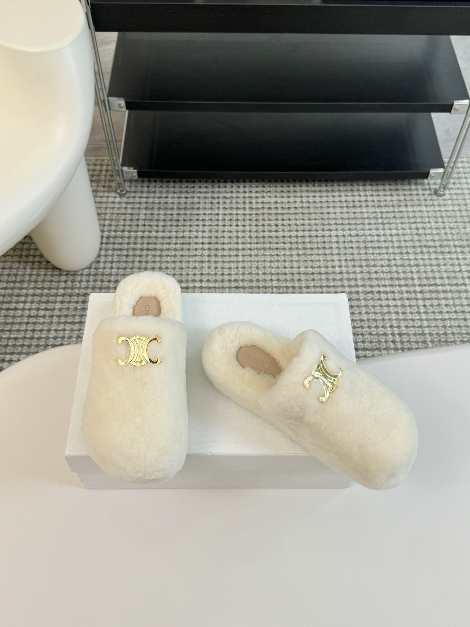 CELINE/塞琳 s𝐧𝐞𝐰秋冬新品夹脚厚底毛毛拖鞋💗这一季的赛琳又让我重新爱了它一次！这季节美鞋太多这