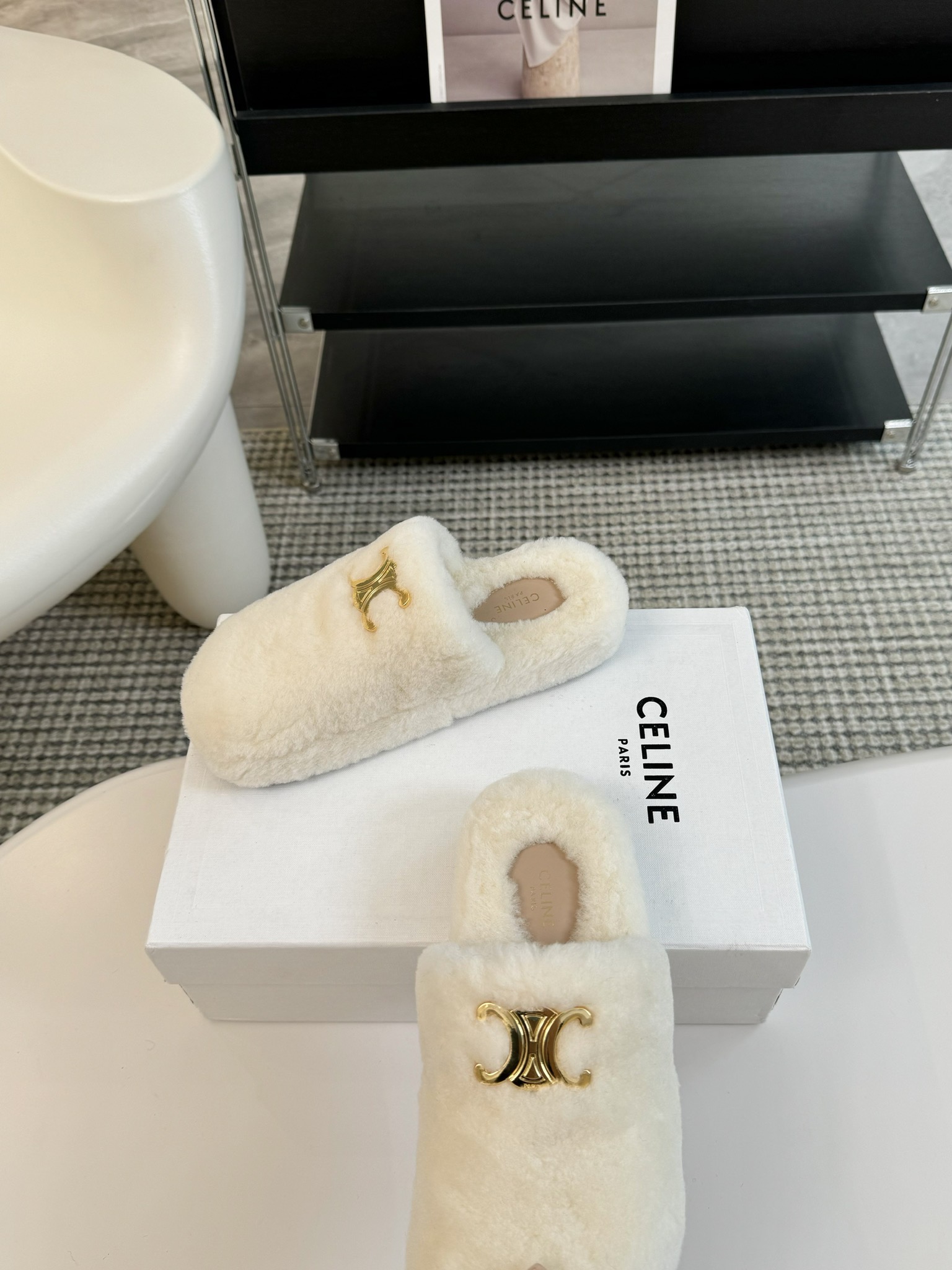 CELINE/塞琳 s𝐧𝐞𝐰秋冬新品夹脚厚底毛毛拖鞋💗这一季的赛琳又让我重新爱了它一次！这季节美鞋太多这