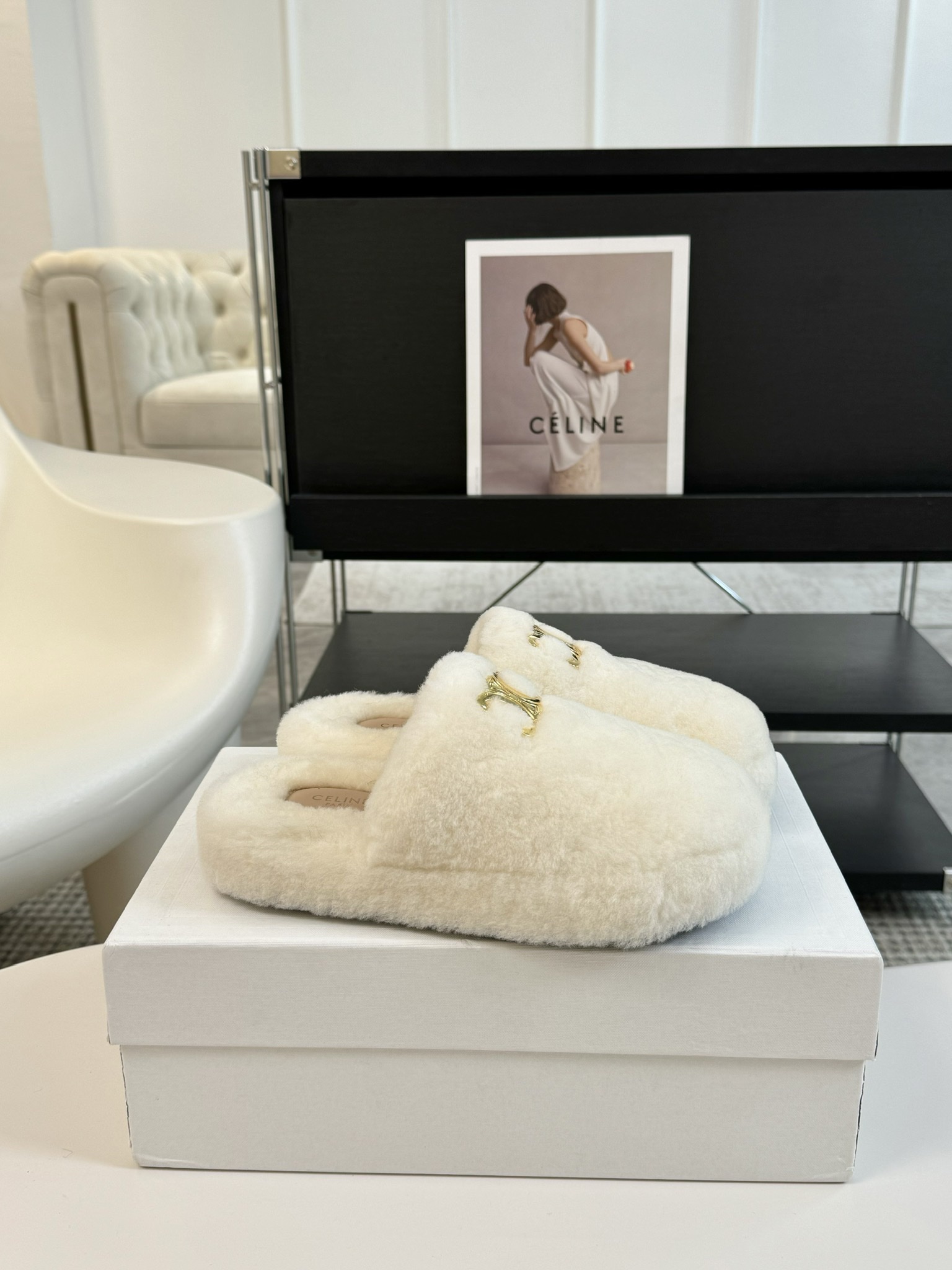 CELINE/塞琳 s𝐧𝐞𝐰秋冬新品夹脚厚底毛毛拖鞋💗这一季的赛琳又让我重新爱了它一次！这季节美鞋太多这