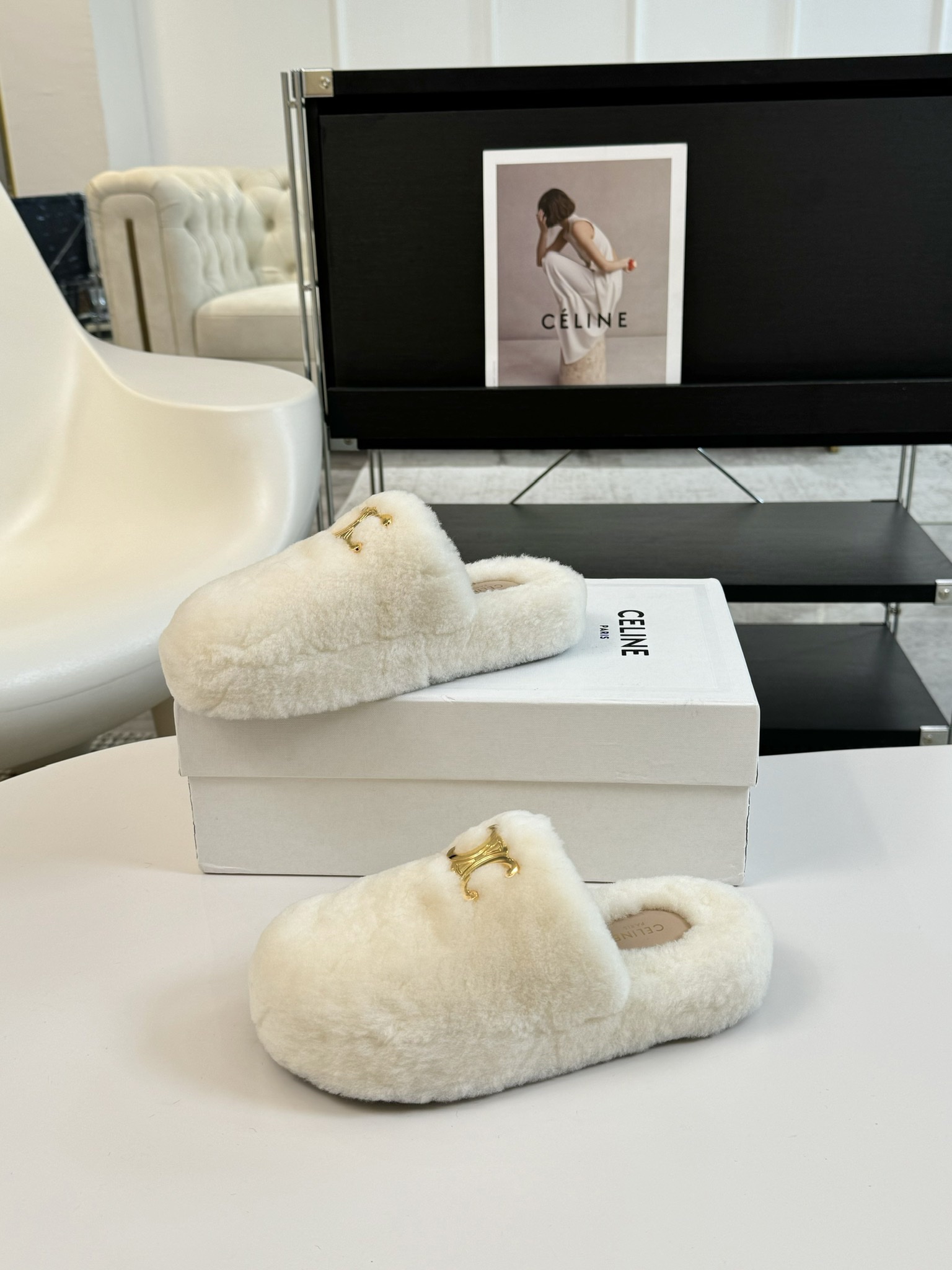 CELINE/塞琳 s𝐧𝐞𝐰秋冬新品夹脚厚底毛毛拖鞋💗这一季的赛琳又让我重新爱了它一次！这季节美鞋太多这