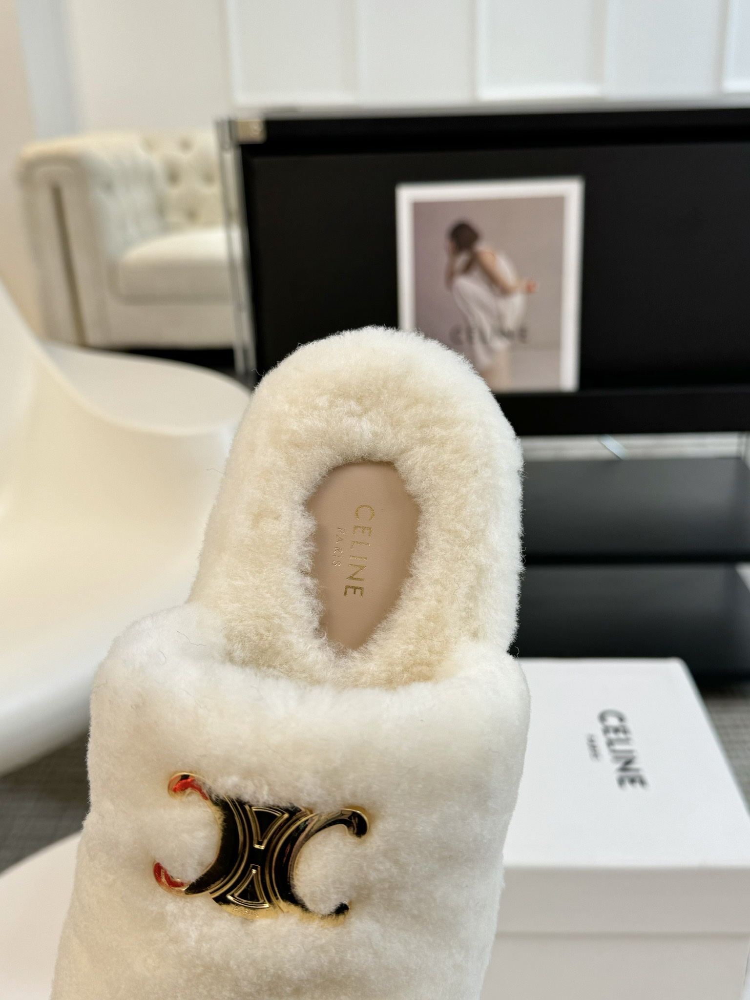 CELINE/塞琳 s𝐧𝐞𝐰秋冬新品夹脚厚底毛毛拖鞋💗这一季的赛琳又让我重新爱了它一次！这季节美鞋太多这