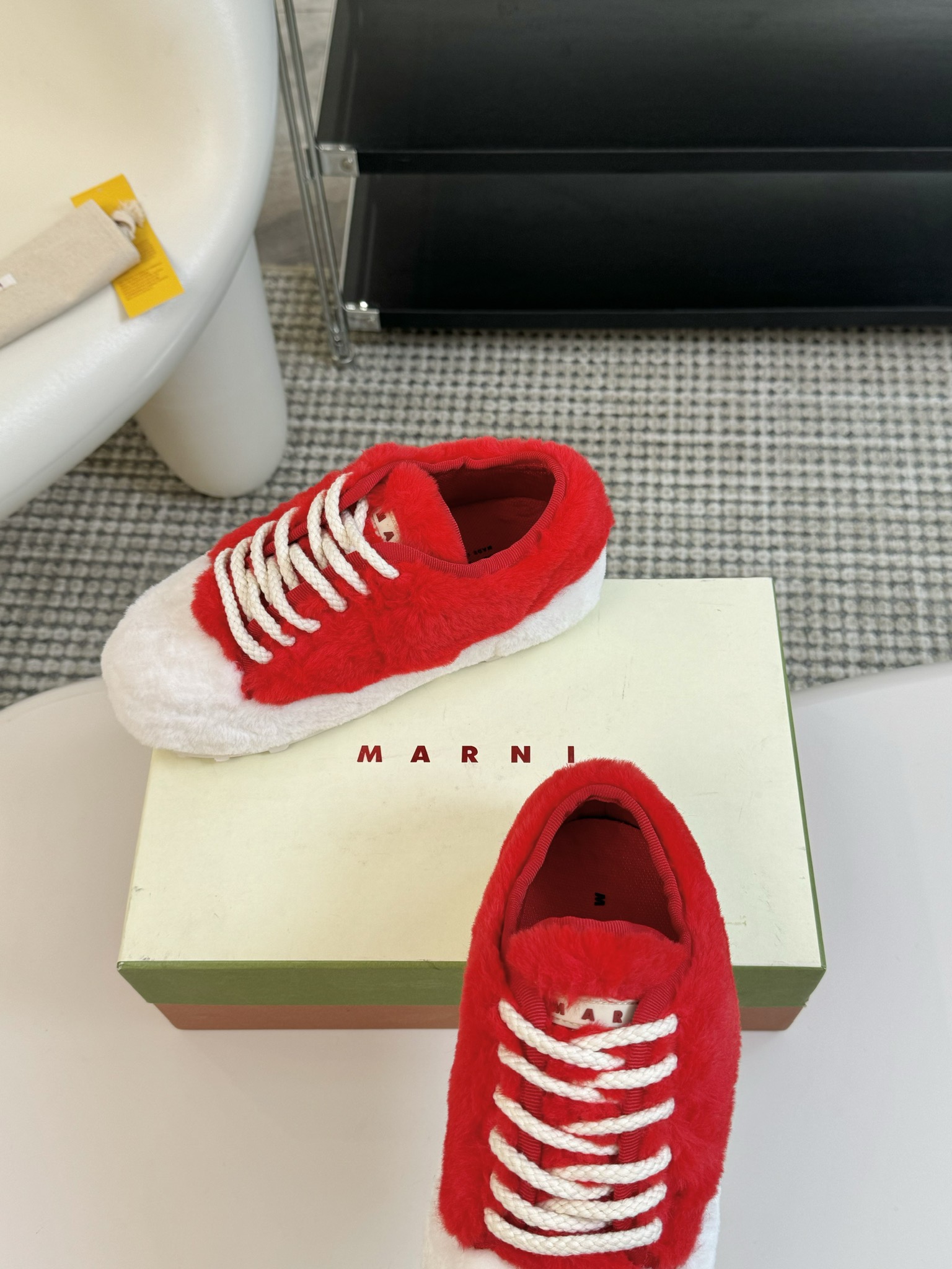 Marn*24/玛尼秋冬新款毛毛鞋Marni是来自意大利的独立设计师品牌迅速走红国际时装界的一个著名品牌