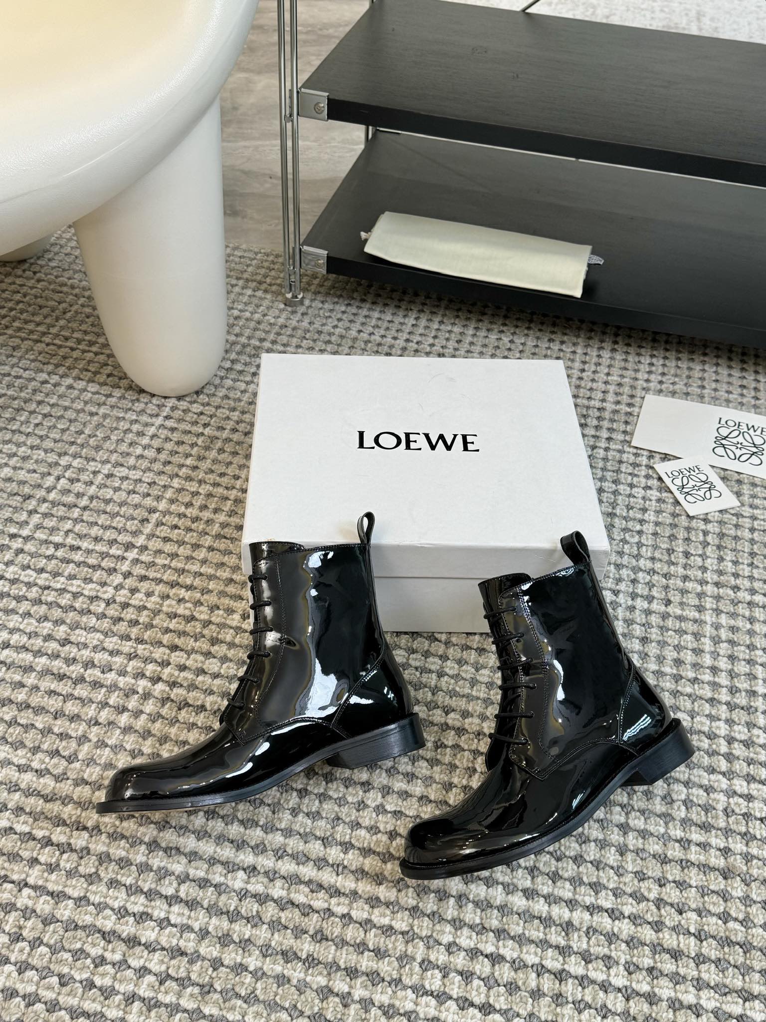 LOEWE罗意威24ss秋冬新款绑带圆头牛皮平底时装靴短靴简约大气时髦耐看不过时是时尚圈永不退潮的经典所