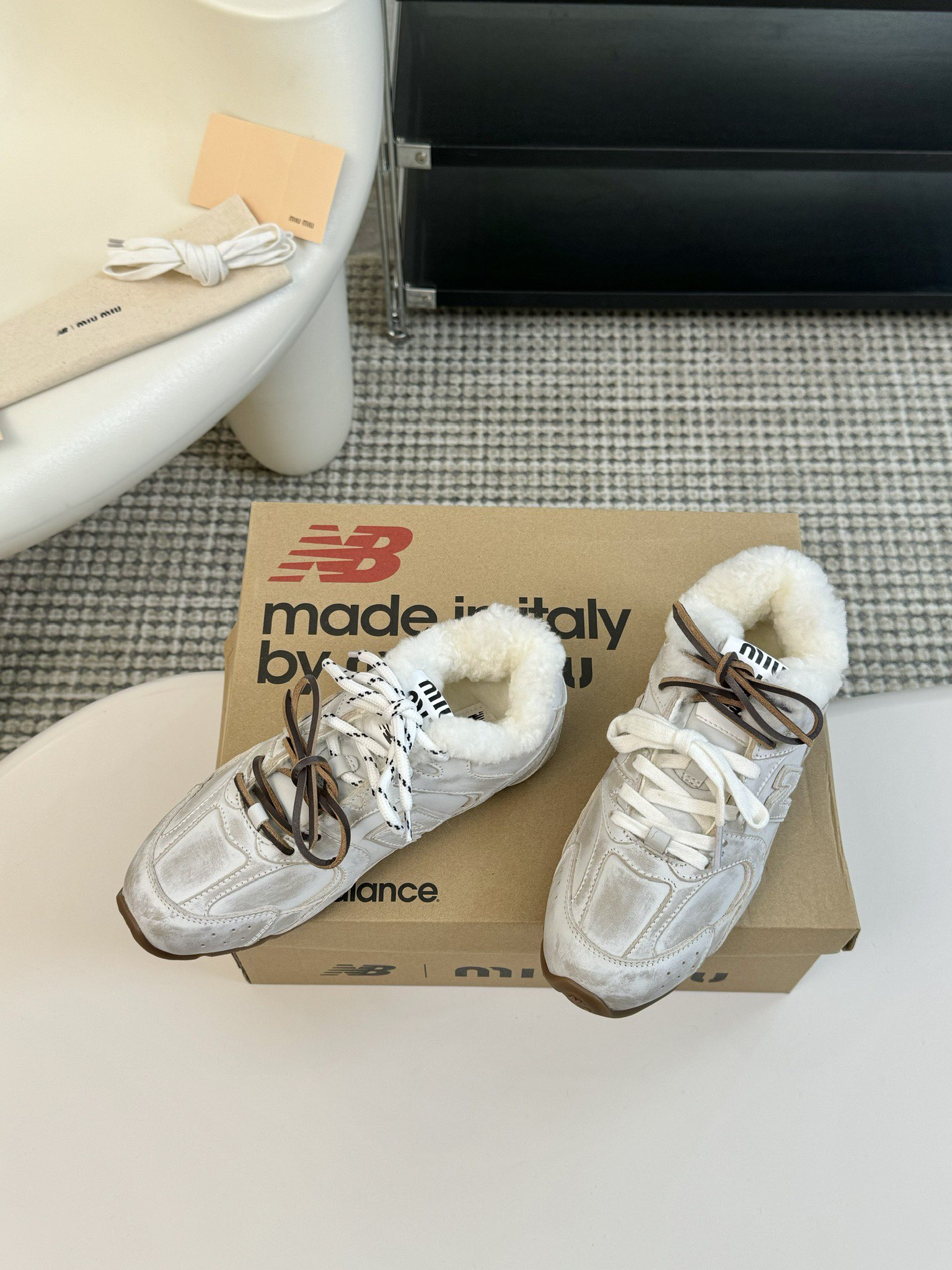 牛皮MiuMiu️NewBalance联名系列德训运动鞋出真毛里了各大品牌都热衷于跨界联名缪缪这次联名诚