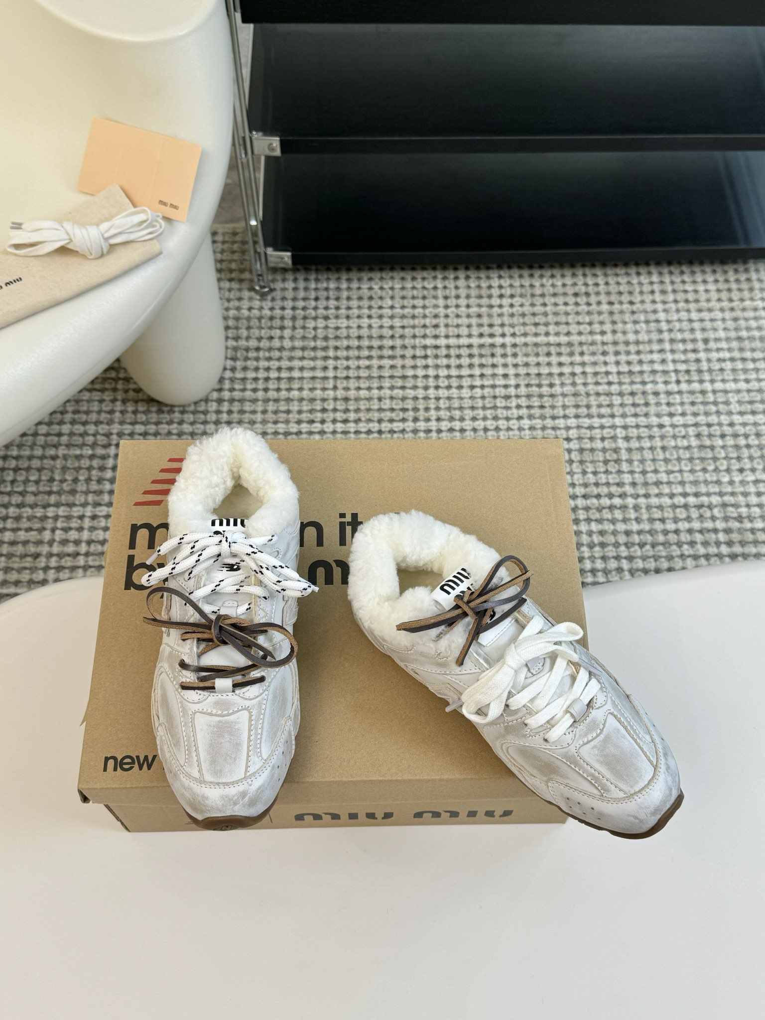 牛皮MiuMiu️NewBalance联名系列德训运动鞋出真毛里了各大品牌都热衷于跨界联名缪缪这次联名诚