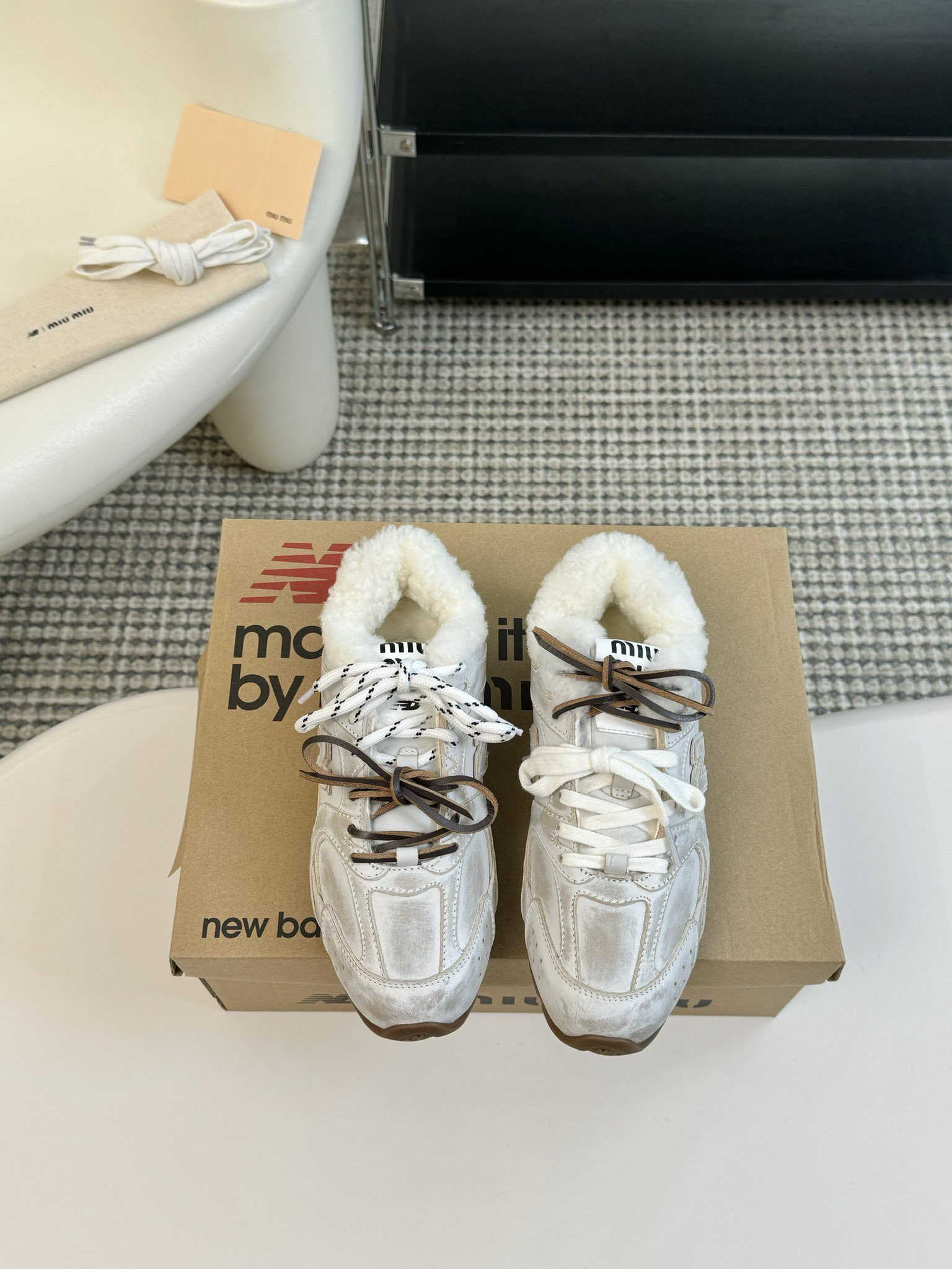 牛皮MiuMiu️NewBalance联名系列德训运动鞋出真毛里了各大品牌都热衷于跨界联名缪缪这次联名诚