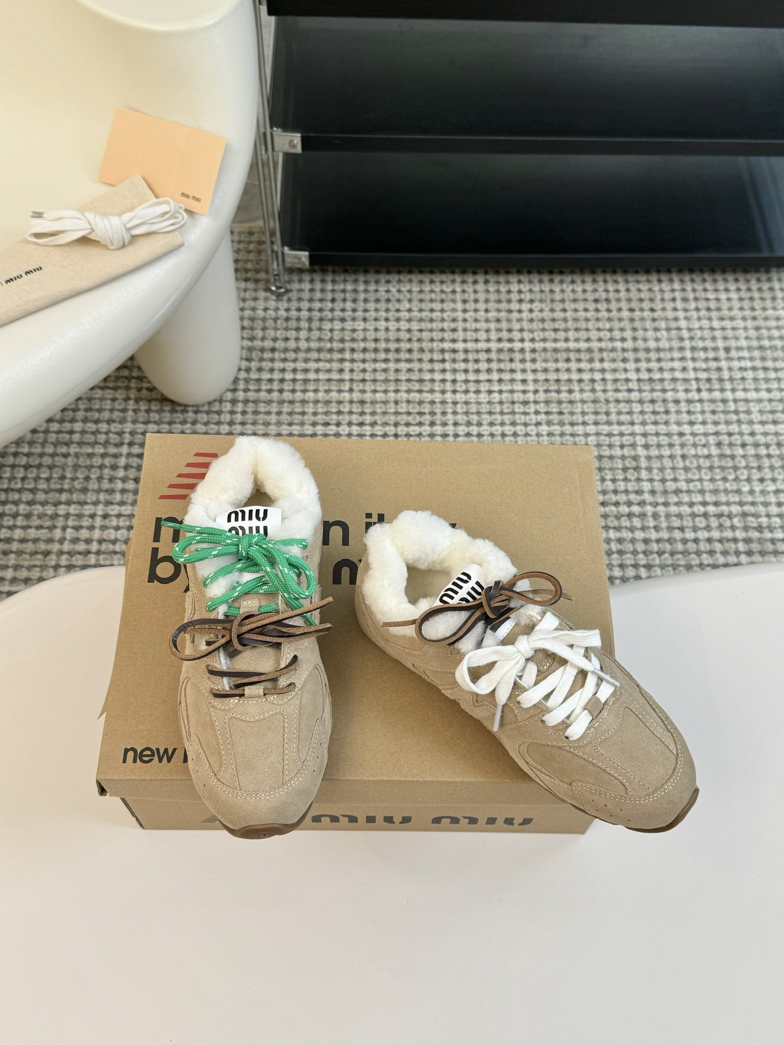 牛京MiuMiu️NewBalance联名系列德训运动鞋出真毛里了各大品牌都热衷于跨界联名缪缪这次联名诚