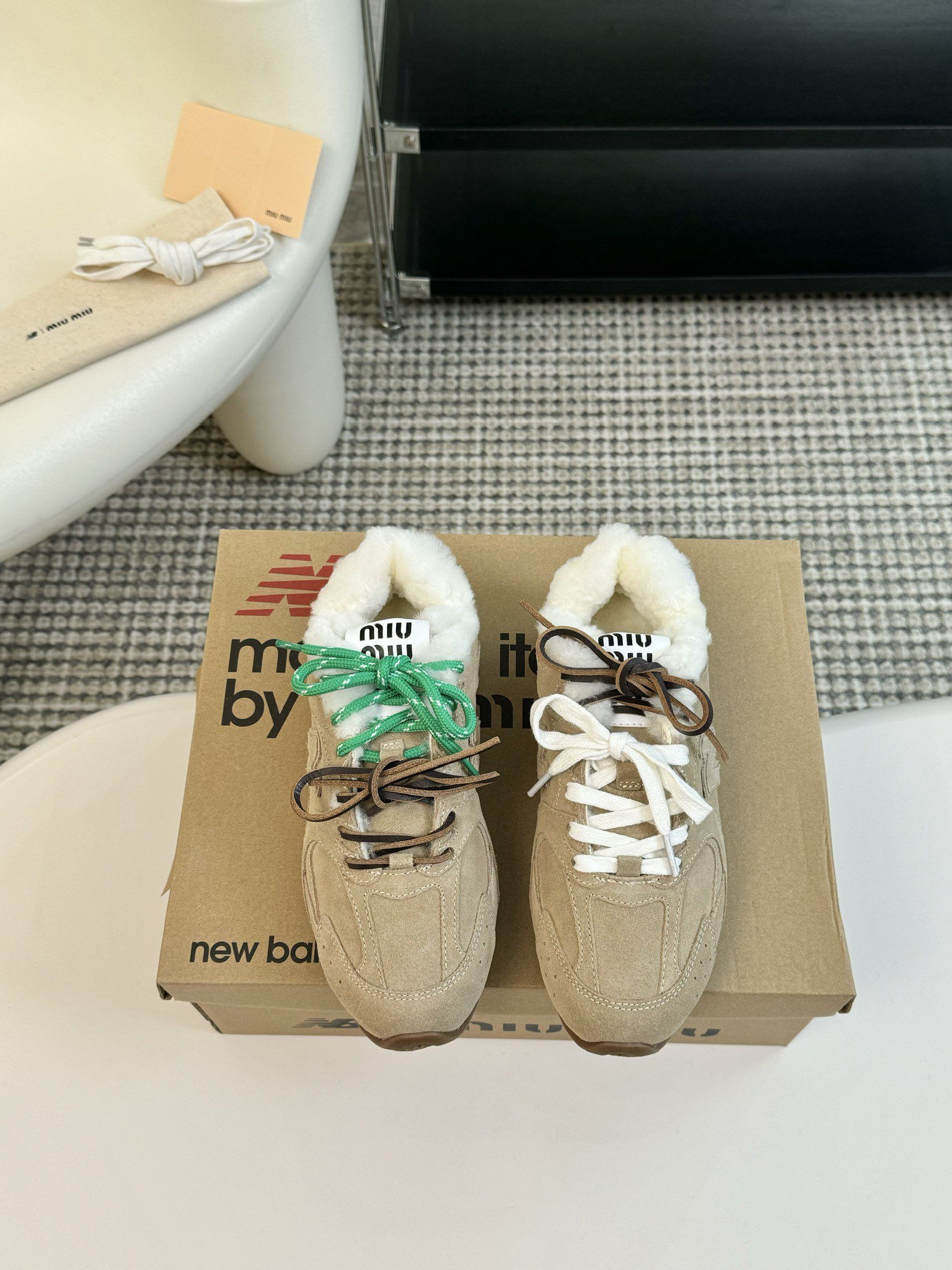 牛京MiuMiu️NewBalance联名系列德训运动鞋出真毛里了各大品牌都热衷于跨界联名缪缪这次联名诚