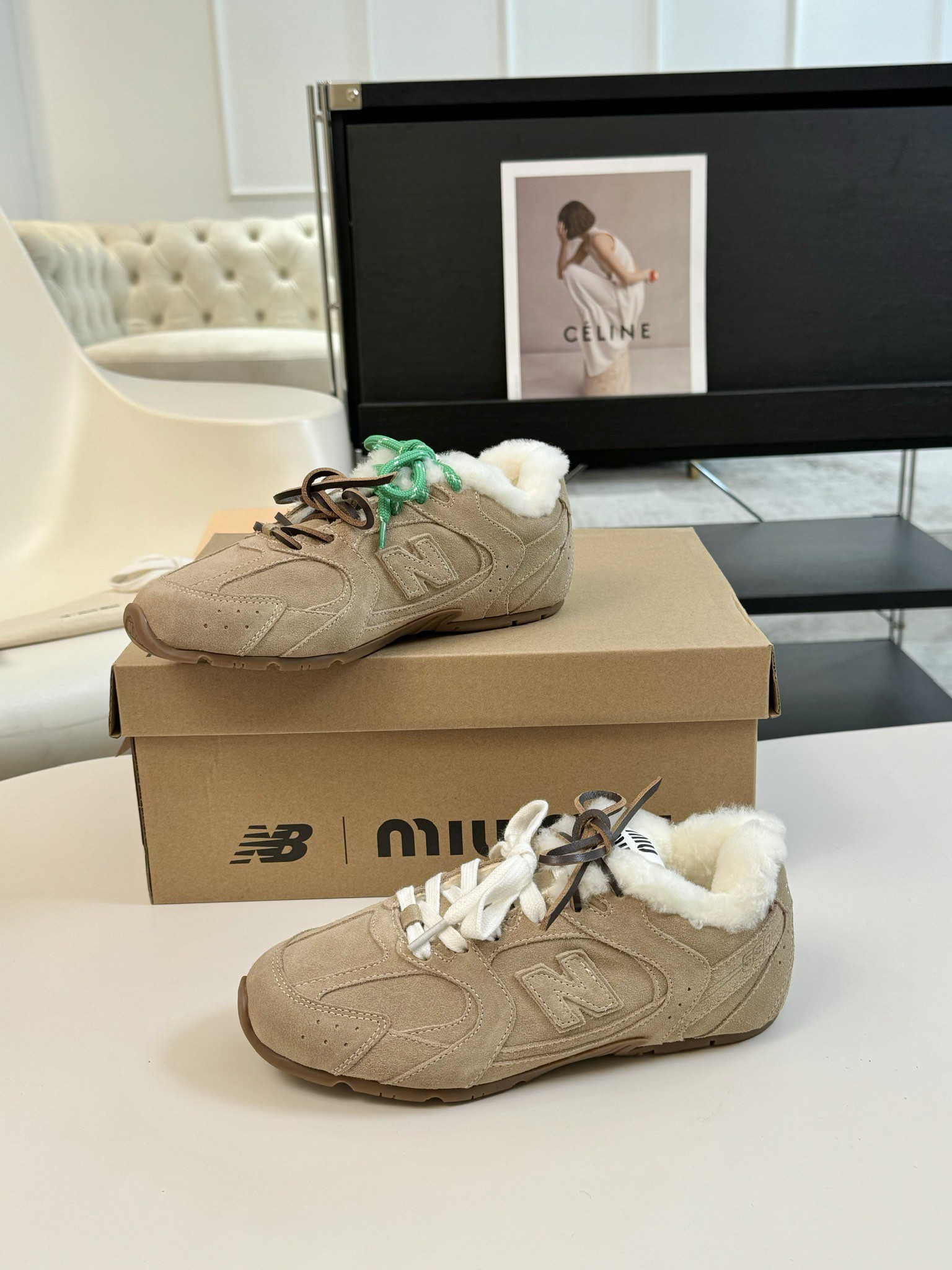 牛京MiuMiu️NewBalance联名系列德训运动鞋出真毛里了各大品牌都热衷于跨界联名缪缪这次联名诚