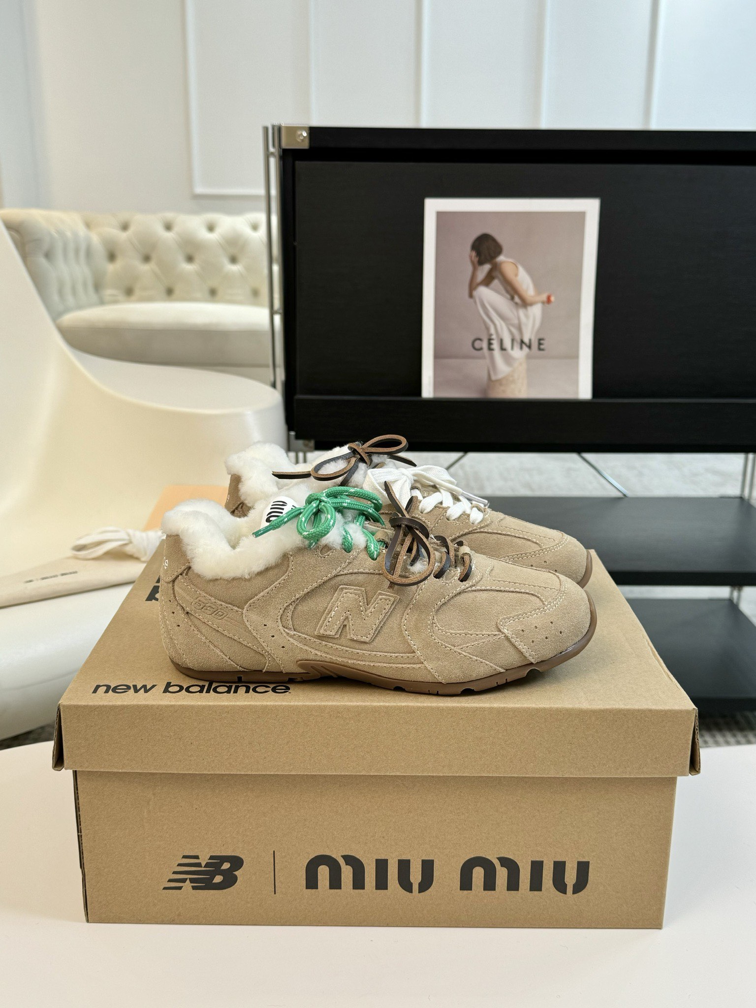 牛京MiuMiu️NewBalance联名系列德训运动鞋出真毛里了各大品牌都热衷于跨界联名缪缪这次联名诚