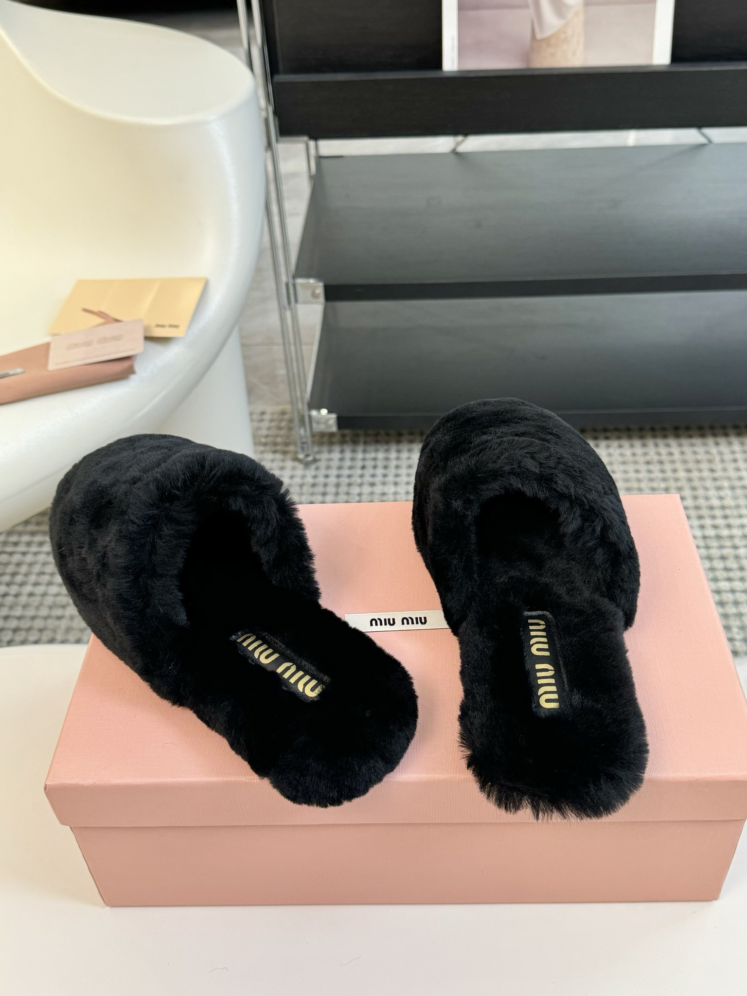 miumiu缪缪乐福鞋2024秋冬新款棉鞋毛毛单鞋来自MiuMiu系列的细节特写新季的潮流要素与此刻挚爱