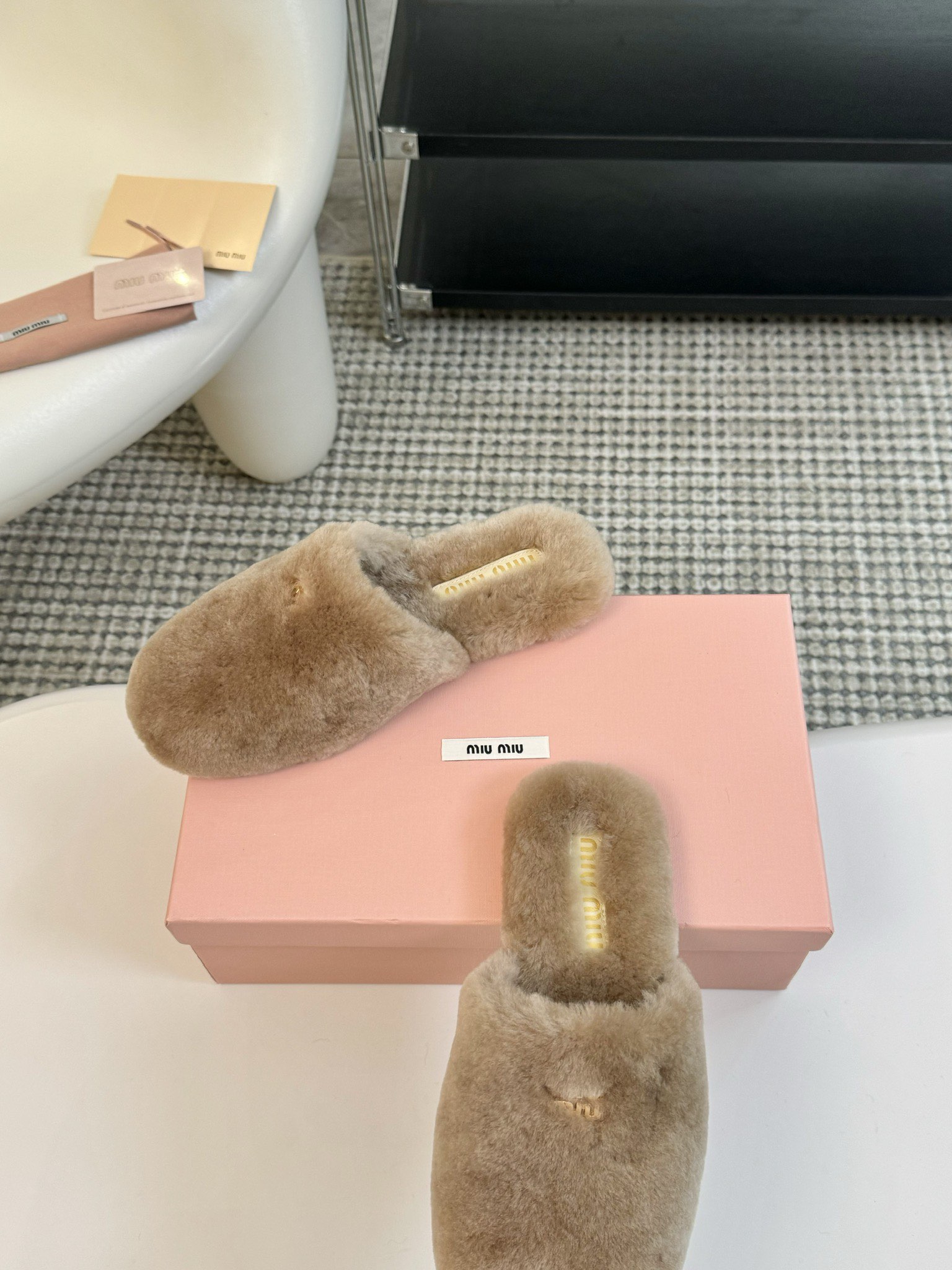 miumiu缪缪乐福鞋2024秋冬新款棉鞋毛毛单鞋来自MiuMiu系列的细节特写新季的潮流要素与此刻挚爱