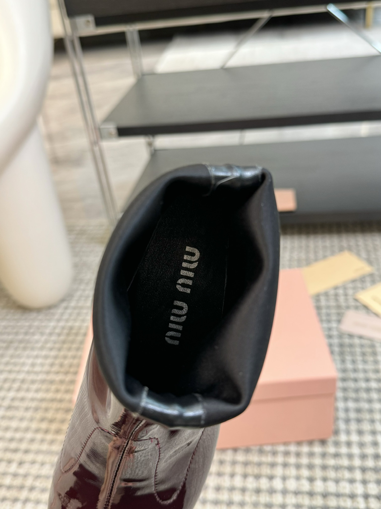 miumiu缪缪2024秋冬新款英伦风玛丽珍乐福鞋MiuMiu秀场与皮革的印记夸张地表达时光的流逝传递曾