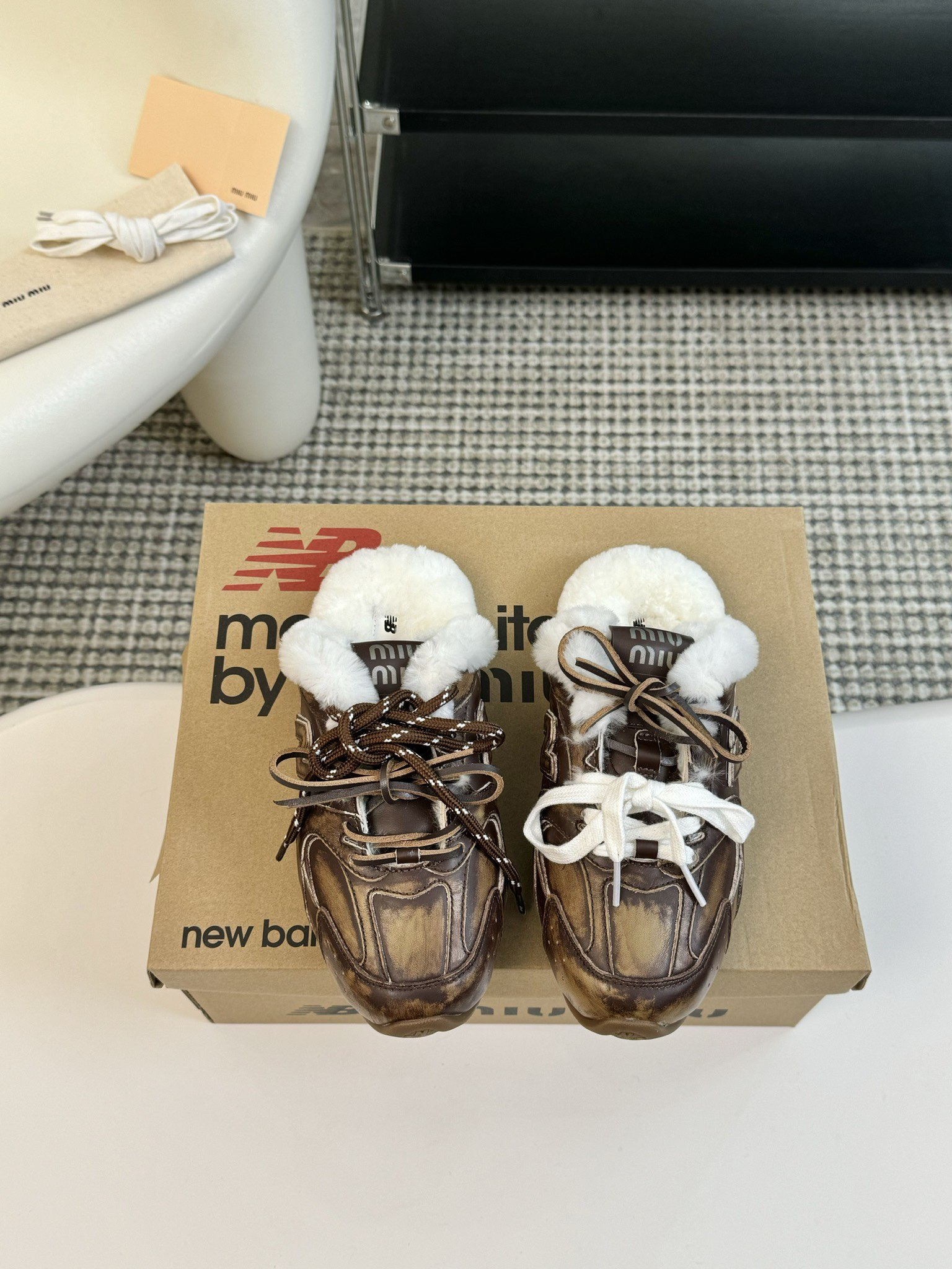 MiuMiu️NewBalance联名系列德训运动鞋出真毛里了各大品牌都热衷于跨界联名缪缪这次联名诚意满