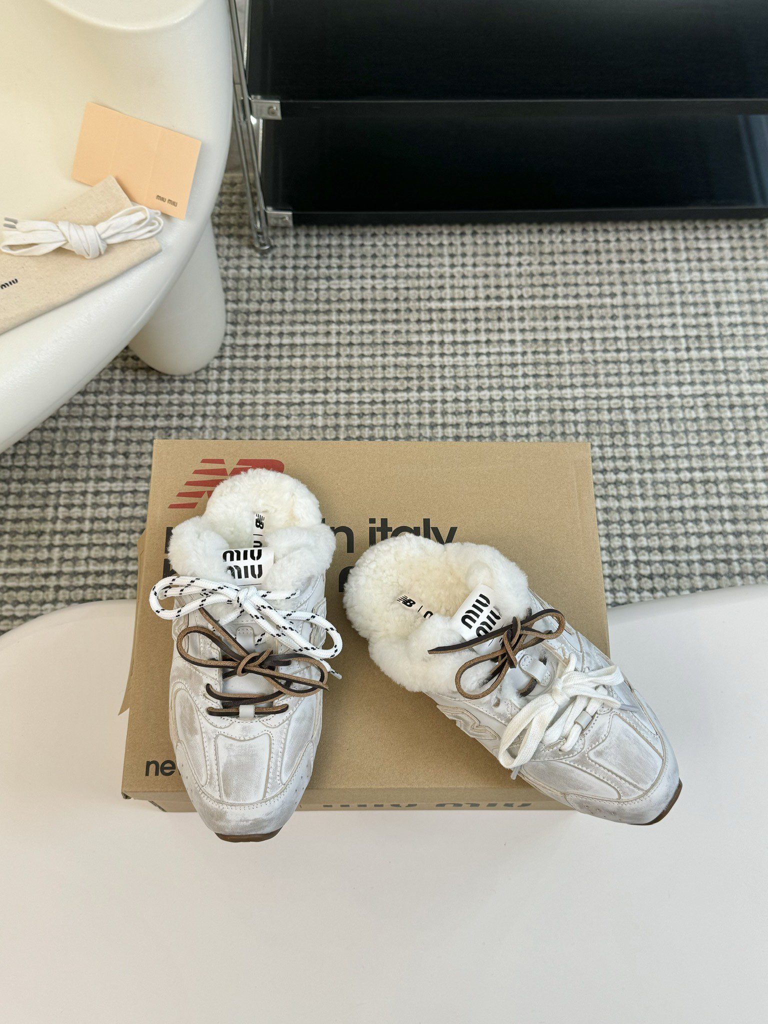 MiuMiu️NewBalance联名系列德训运动鞋出真毛里了各大品牌都热衷于跨界联名缪缪这次联名诚意满