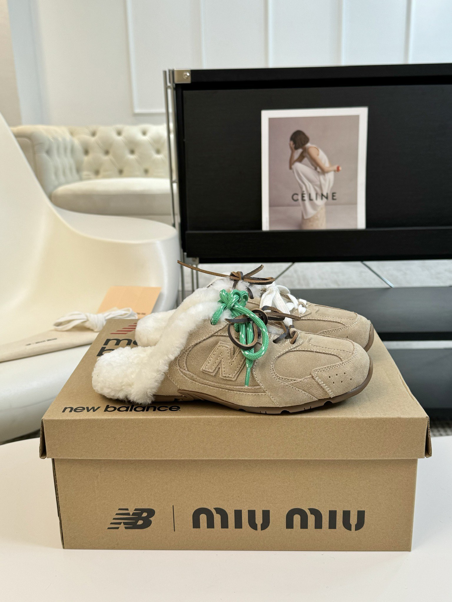 MiuMiu️NewBalance联名系列德训运动鞋出真毛里了各大品牌都热衷于跨界联名缪缪这次联名诚意满