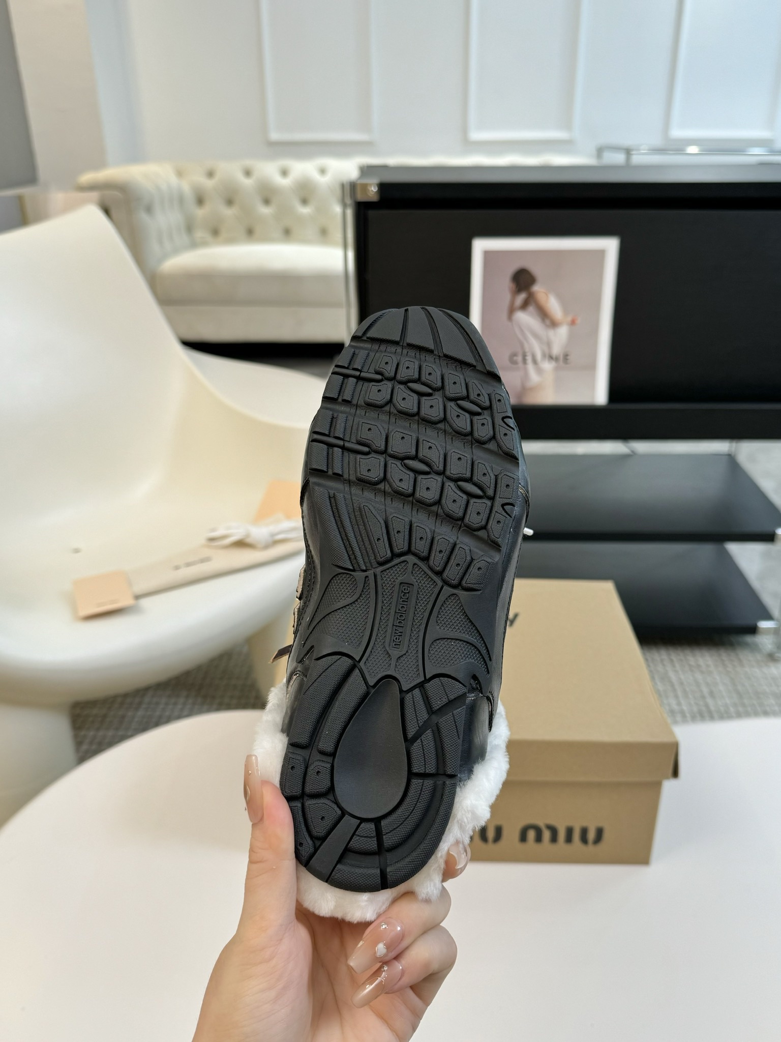 MiuMiu️NewBalance联名系列德训运动鞋出真毛里了各大品牌都热衷于跨界联名缪缪这次联名诚意满